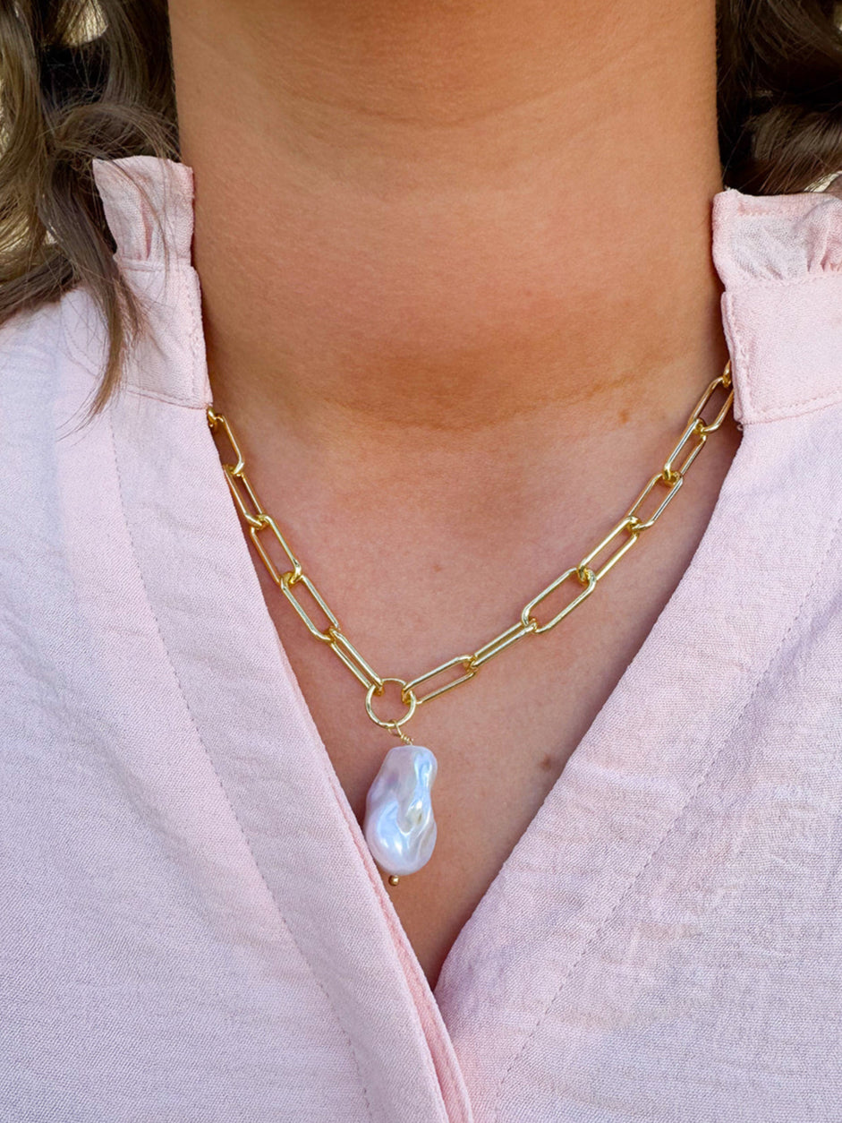 Bright gold-tone paperclip chain necklace with baroque freshwater pearl pendant from Sorrelli’s Modern Pearl Collection.