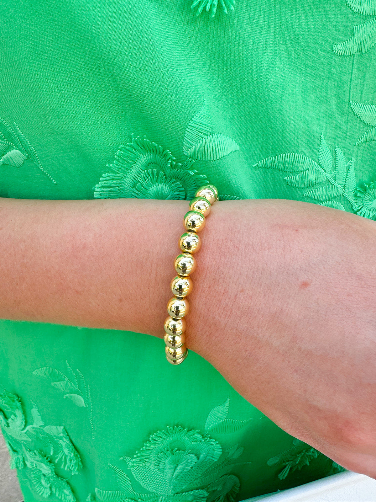 Elegant gold stretch bracelet with a timeless design, crafted for everyday wear and effortless layering.