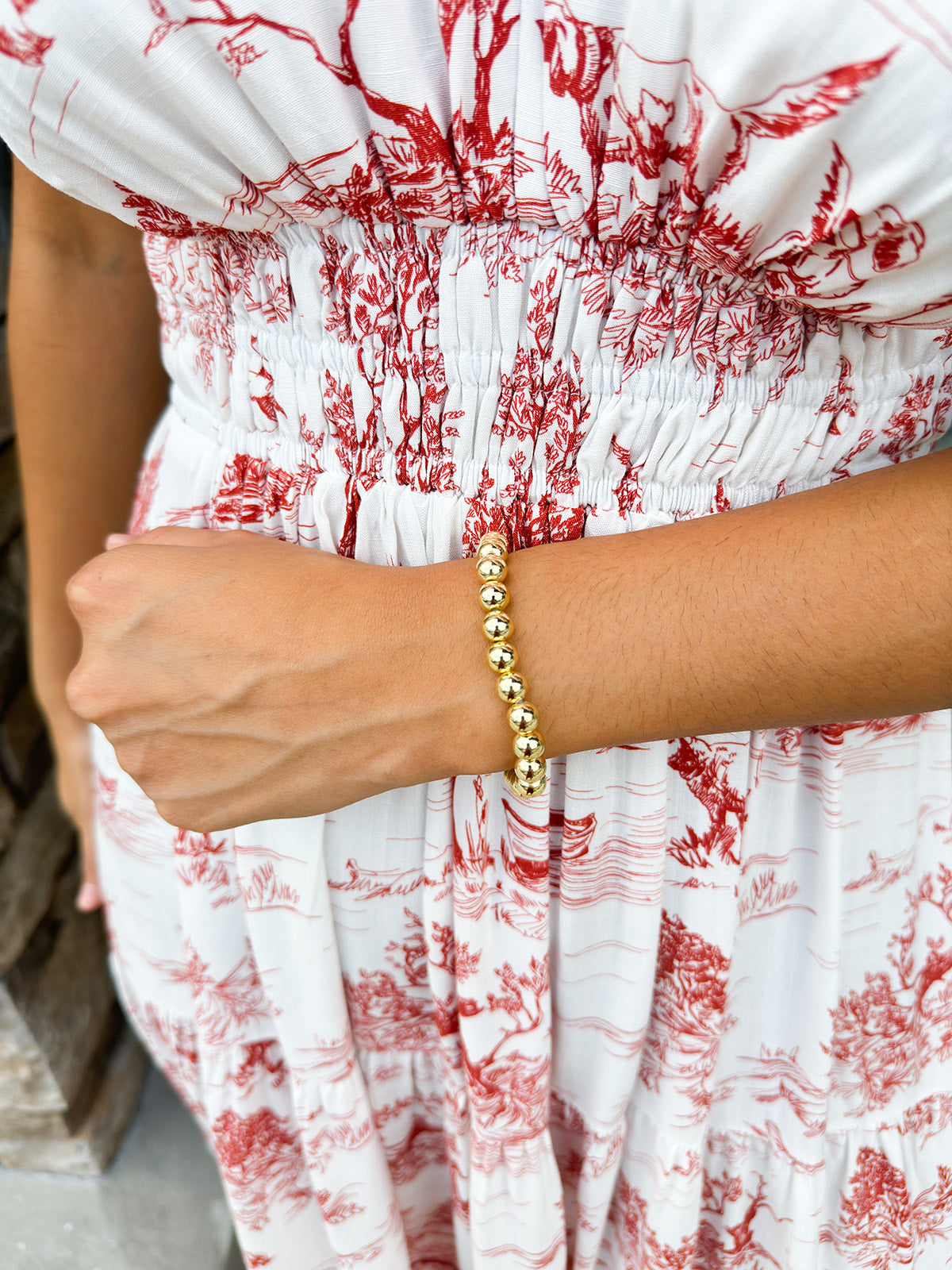 Elegant gold stretch bracelet with a timeless design, crafted for everyday wear and effortless layering.