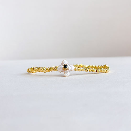Stretch bracelet with alternating black onyx and pearl beads, accented with a gold-plated detail—chic, bold, and elegant.