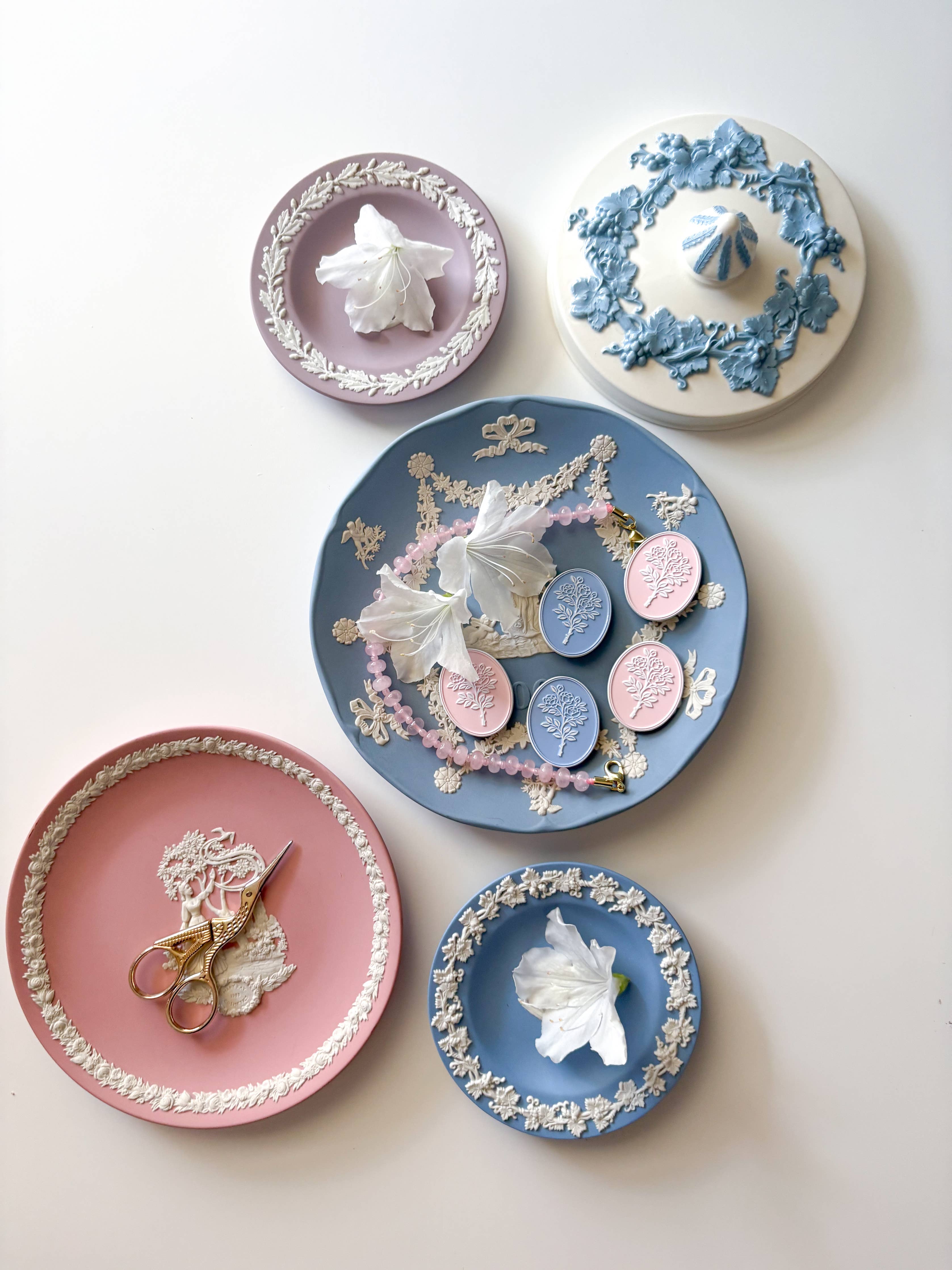 [Rose & Fifth] Heirloom Cameo Needleminder in Antique Blue and Petal Pink