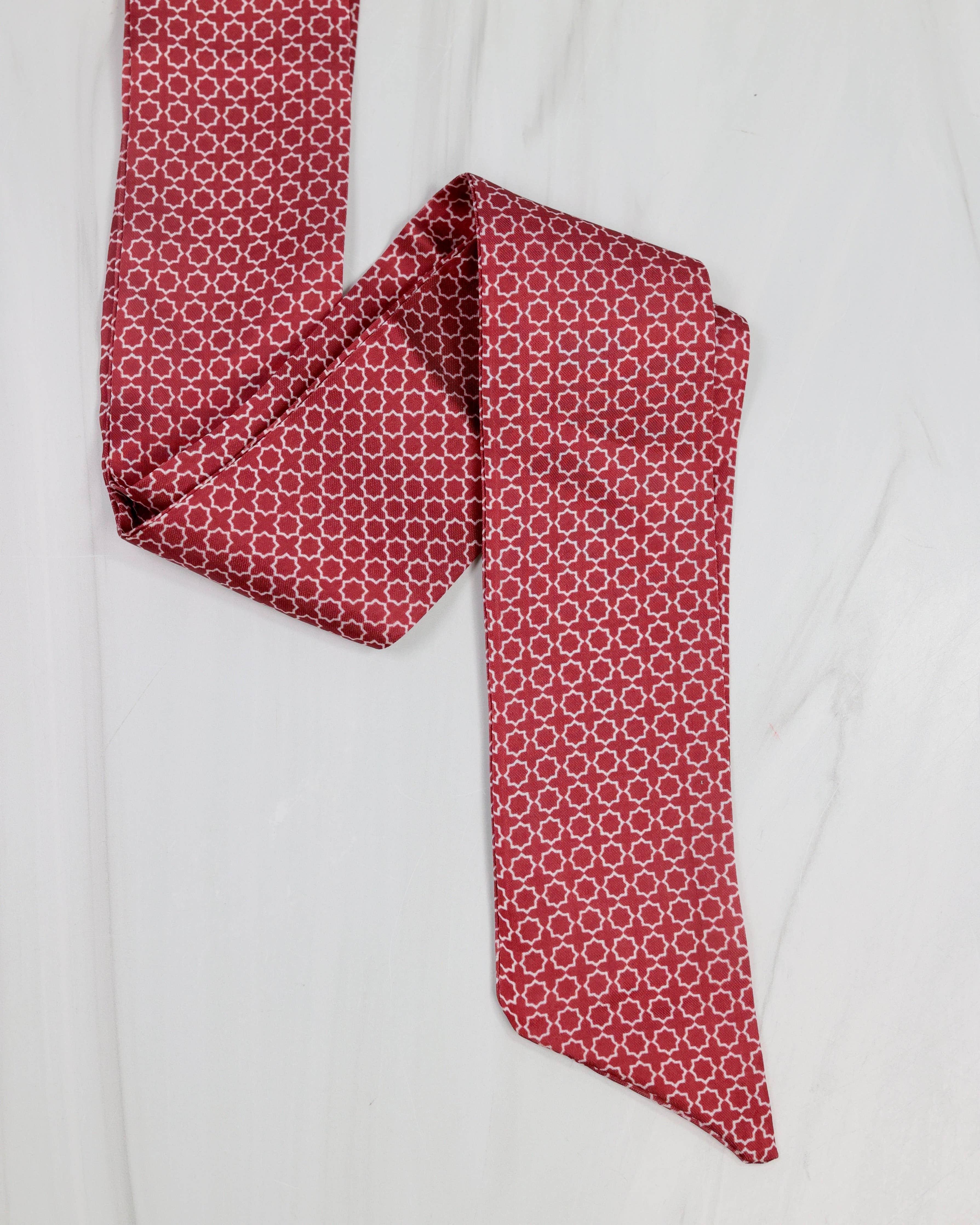 Garnet satin scarf with white geometric micro-pattern, double-sided with diagonal ends