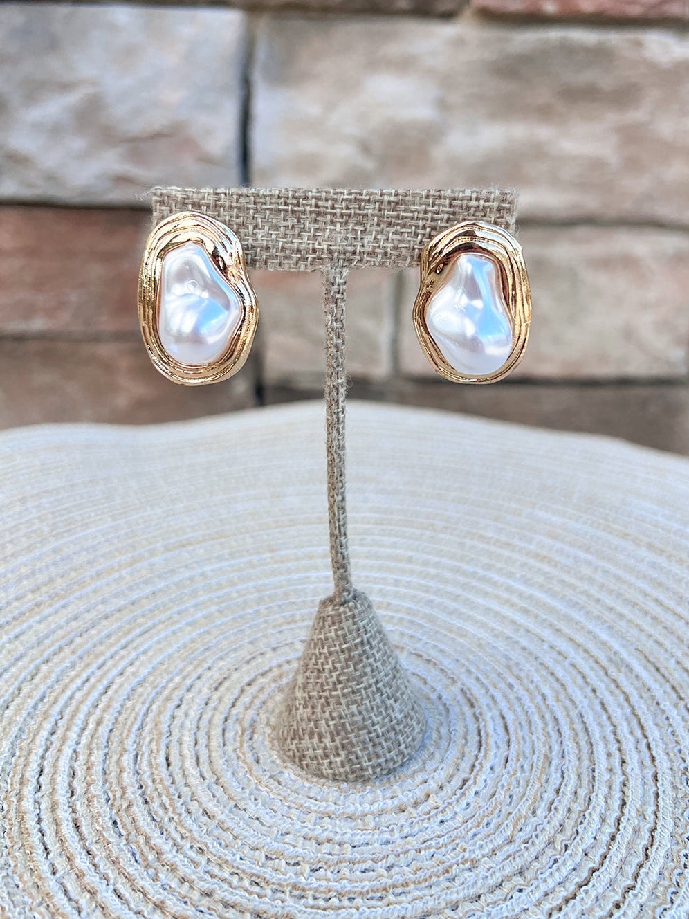 Halo Pearl Outline Post Earrings - The Pink Pineapple 850