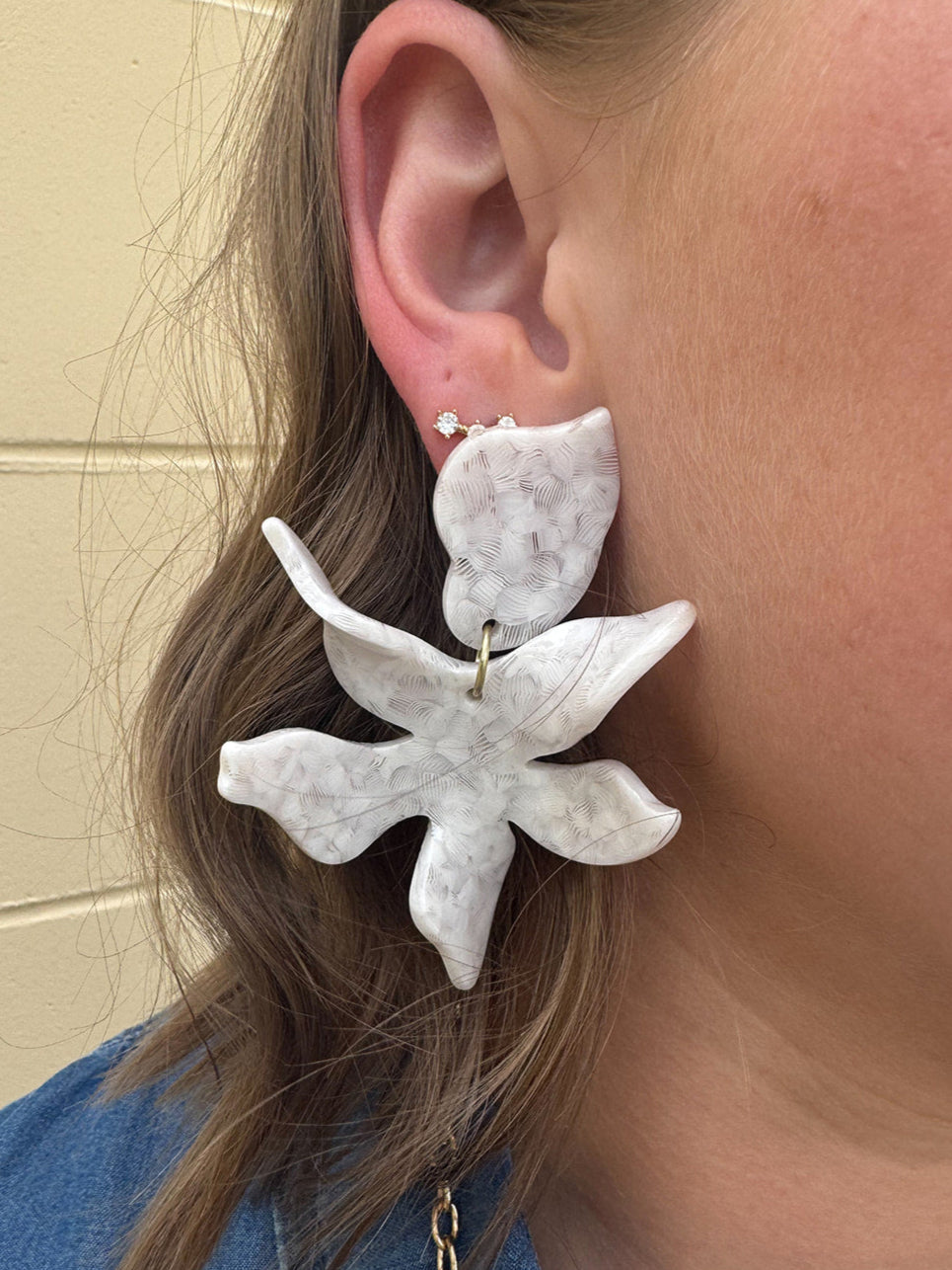 [LINNY CO] Flora White Shell Earrings, oversized 80mm design with glossy white shell texture.