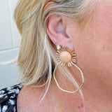 [Taylor Shaye] Colorful Sunburst Hoops in Camel