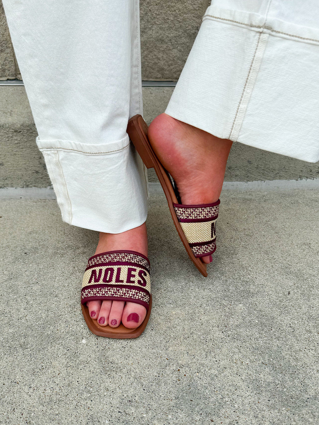 Gold slip-on sandals with garnet “Noles” embroidery and patterned trim