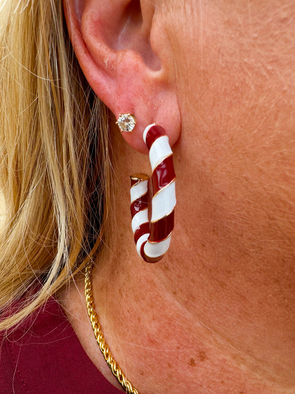 Garnet and white striped bamboo-style hoop earrings with gold trim