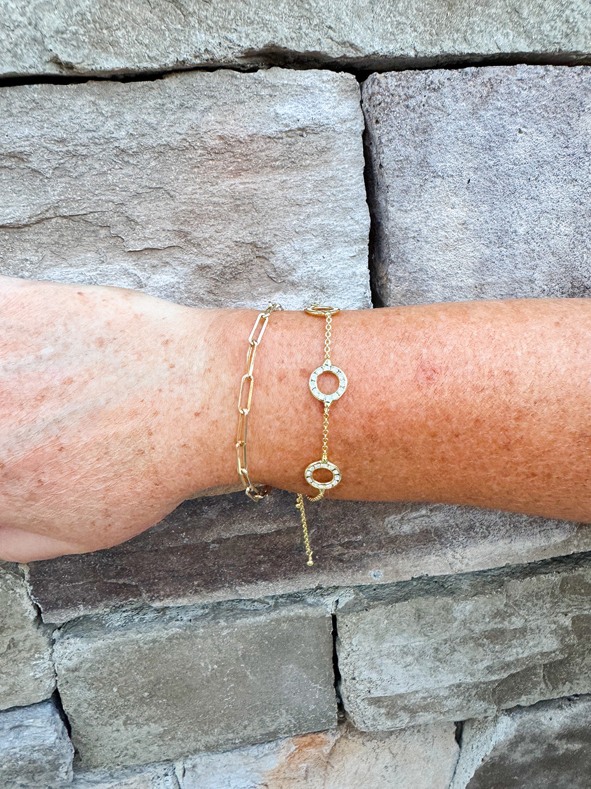[Sorrelli] Disk Adjustable Bracelet in White Opal