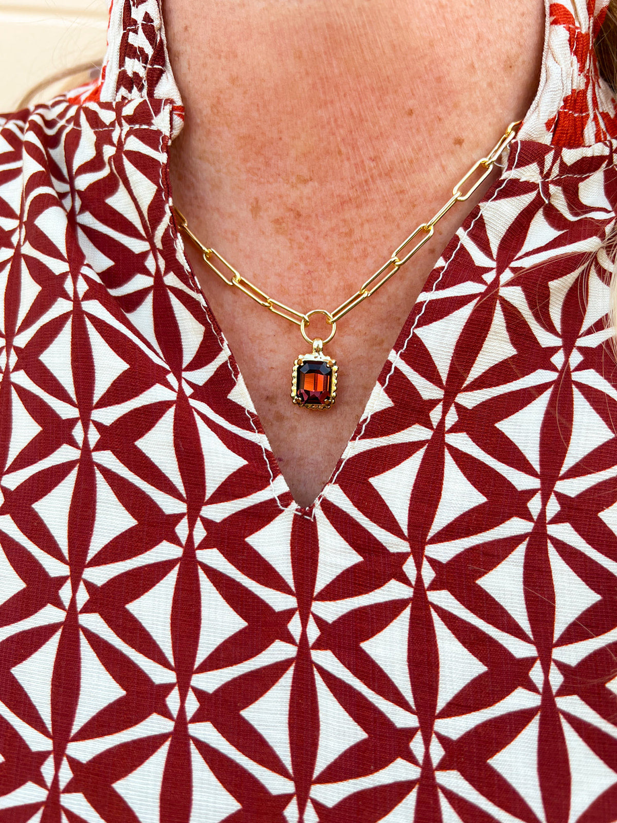 [Sorrelli] Octavia Scalloped Pendant Necklace Burgundy