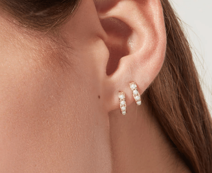 [Ana Luisa] Ashley Pearl Huggie Hoops - The Pink Pineapple 850