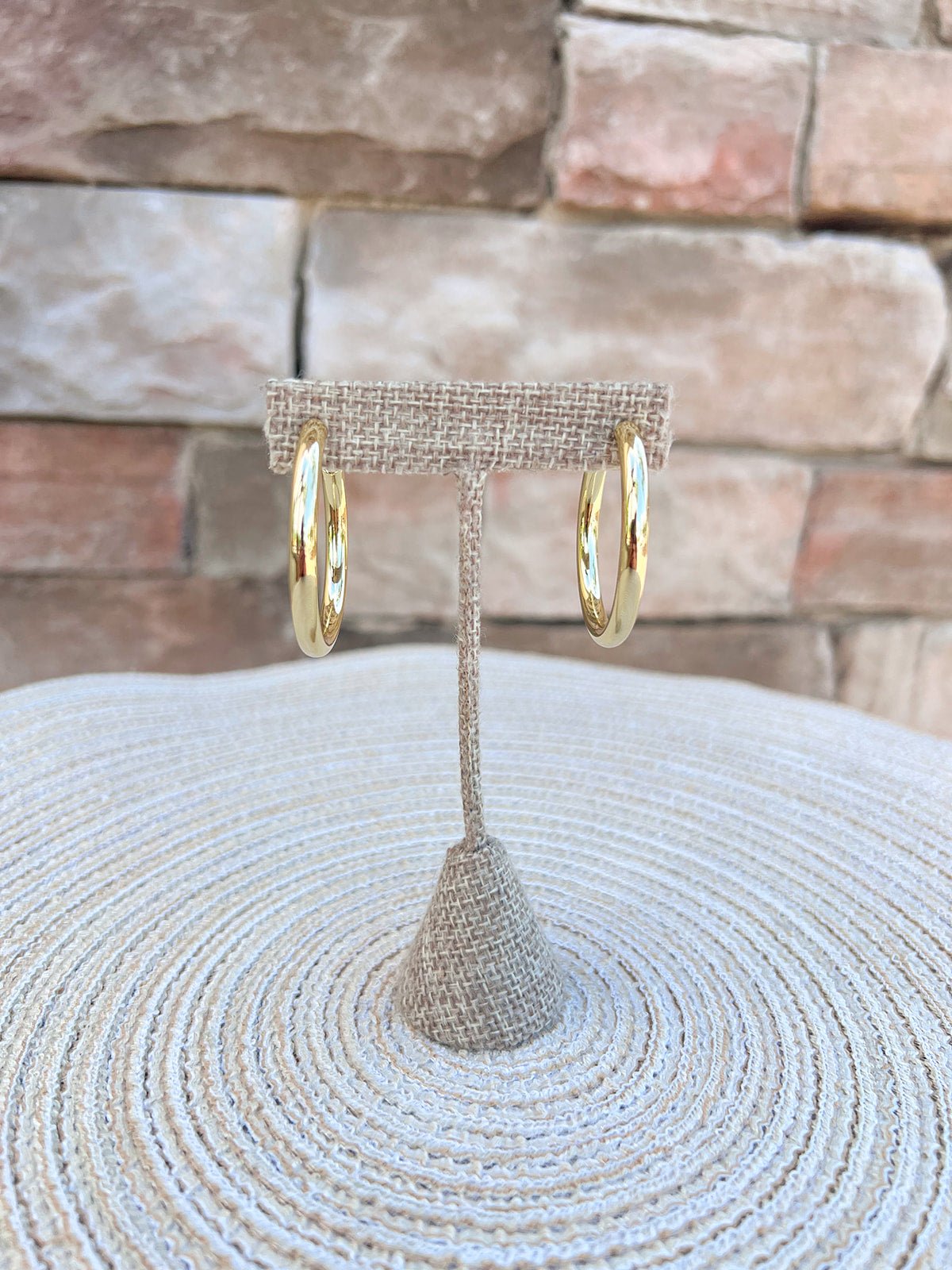 [Ana Luisa] Tia Medium Gold Hoops - The Pink Pineapple 850