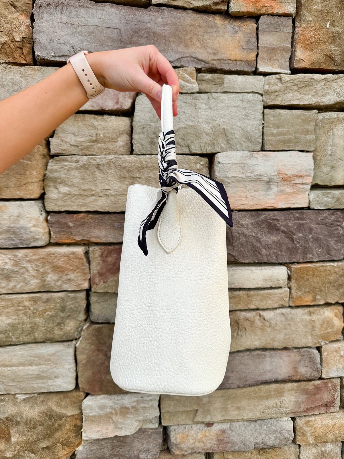 [BC Bags] White Medium Bucket Bag - The Pink Pineapple 850