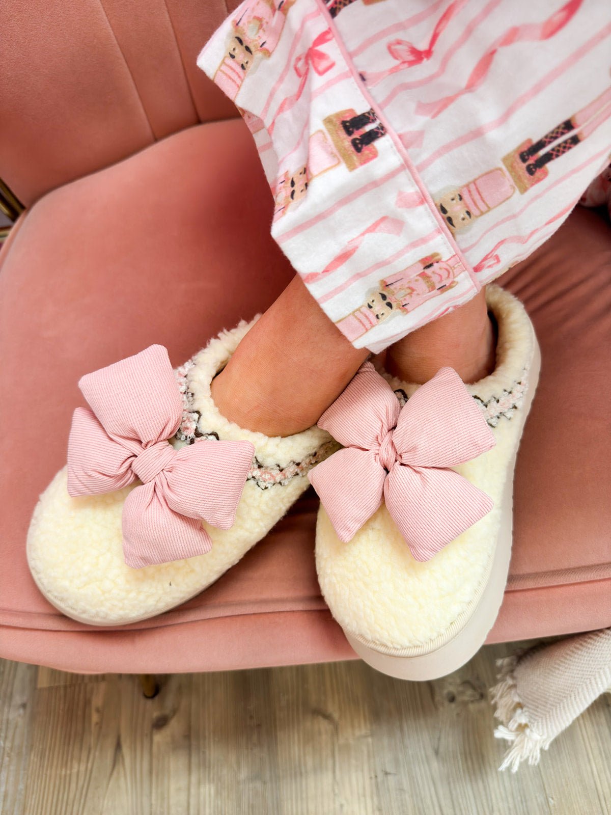 Bloom & Bow Cozy Sherpa Slippers - The Pink Pineapple 850