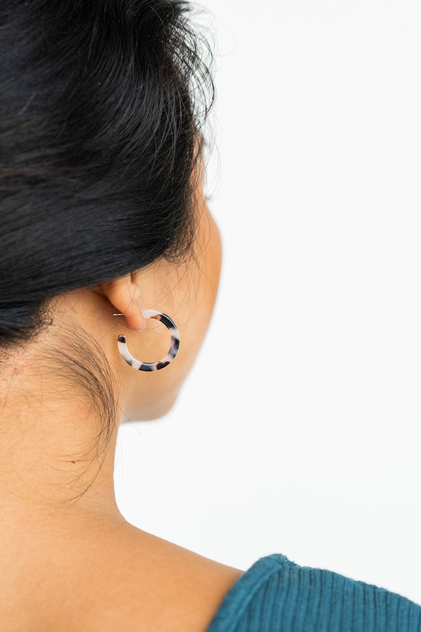 Cam Mini Hoops - Blonde Tortoise - The Pink Pineapple 850