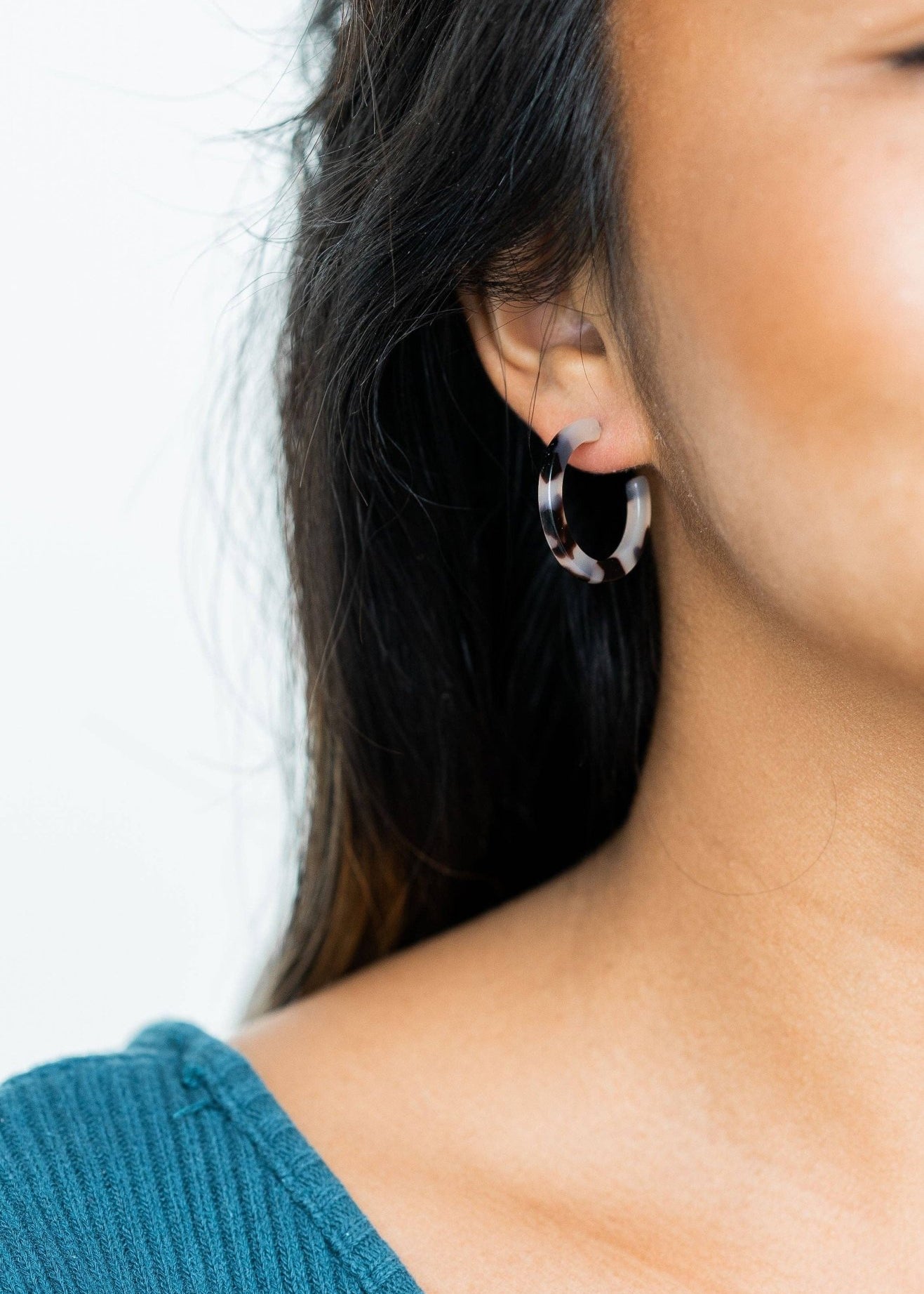 Cam Mini Hoops - Blonde Tortoise - The Pink Pineapple 850