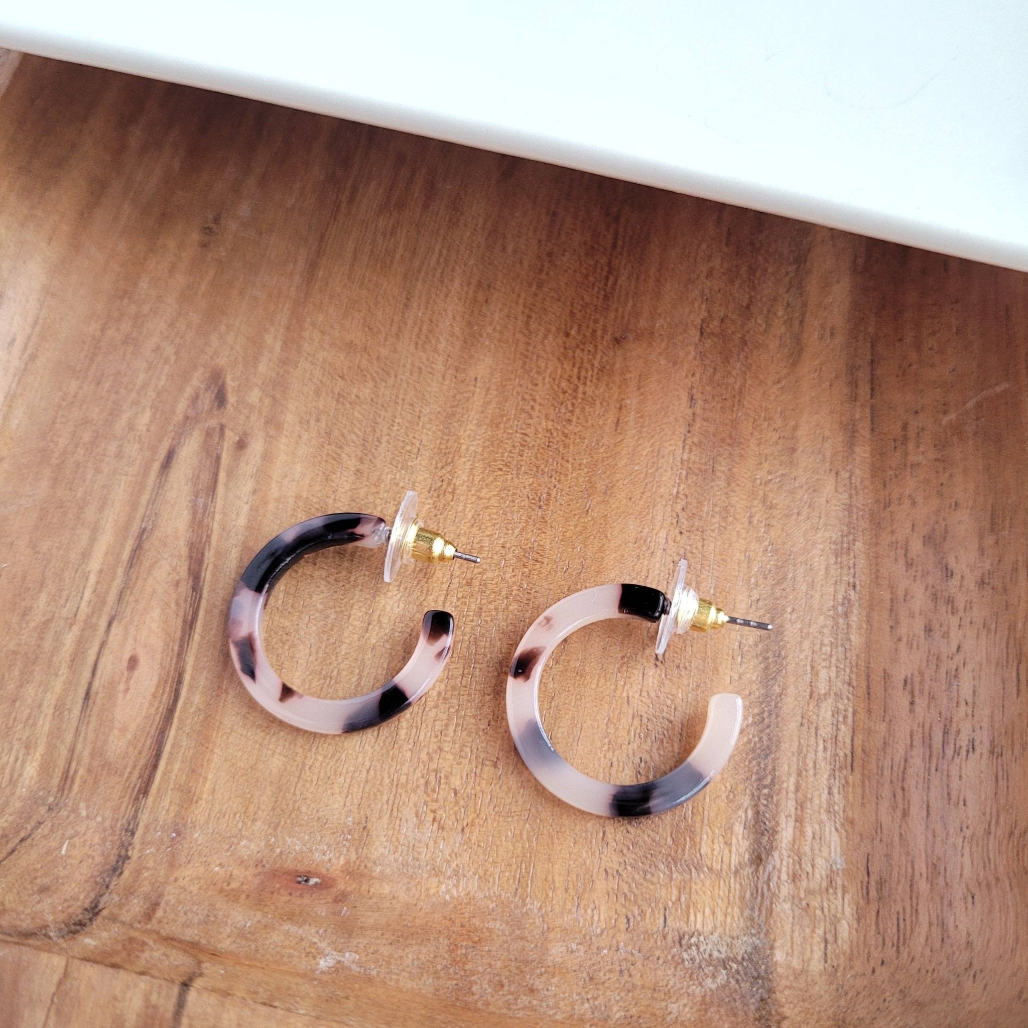 Cam Mini Hoops - Blonde Tortoise - The Pink Pineapple 850