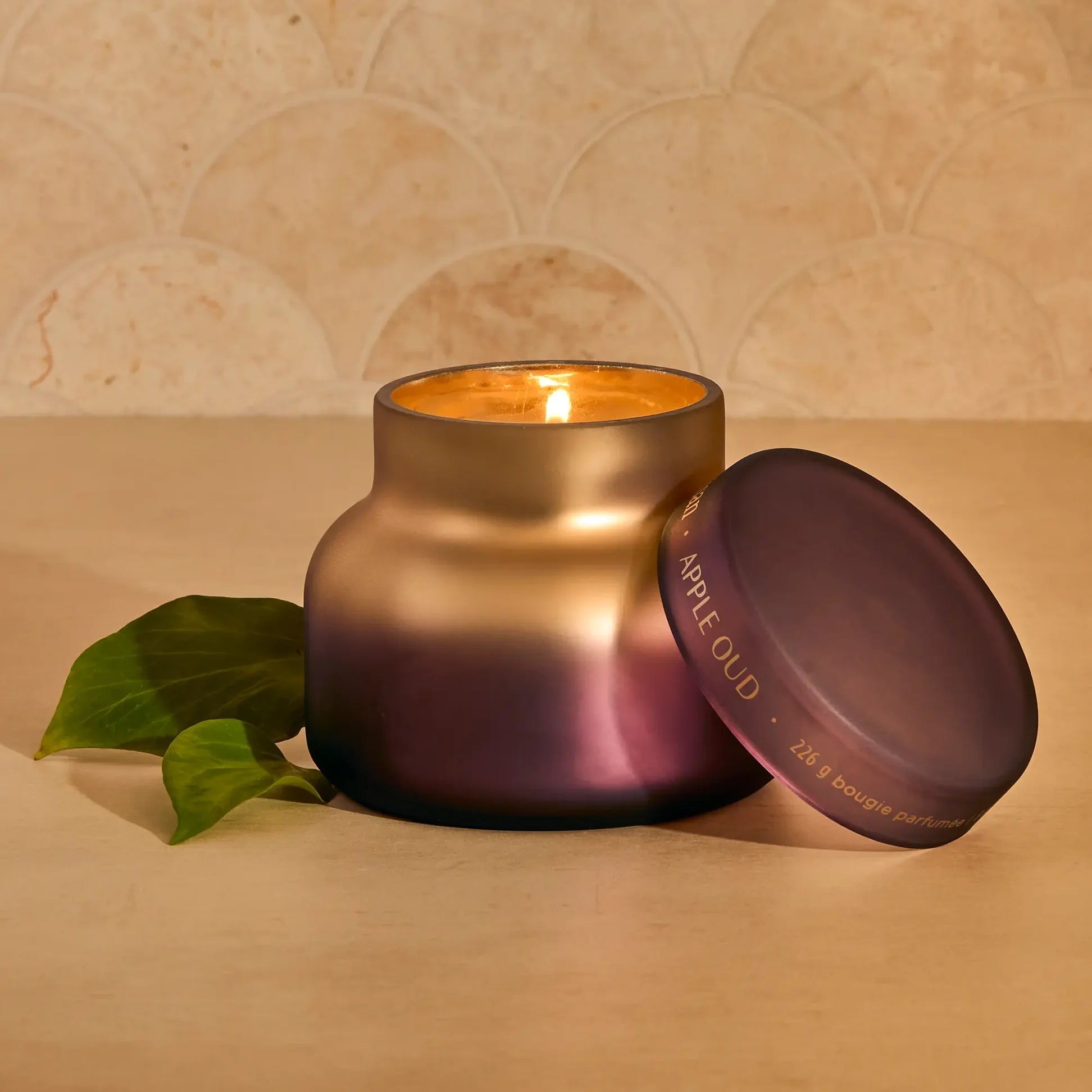 [Capri Blue] Apple Oud Tuscan Radiance Petite Candle - The Pink Pineapple 850