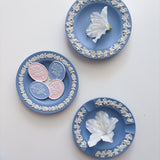 [Rose & Fifth] Heirloom Cameo Needleminder in Antique Blue and Petal Pink