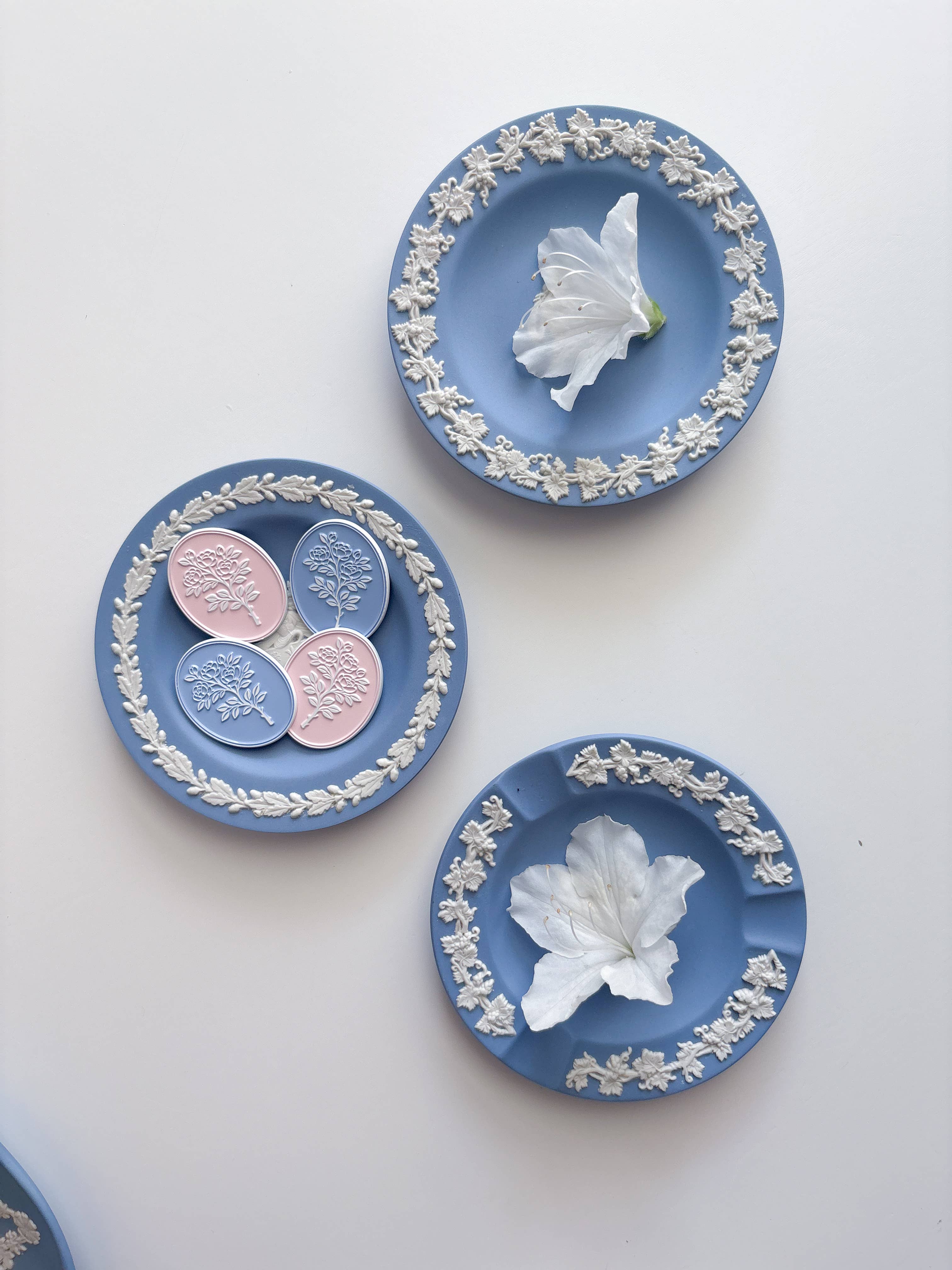 [Rose & Fifth] Heirloom Cameo Needleminder in Antique Blue and Petal Pink