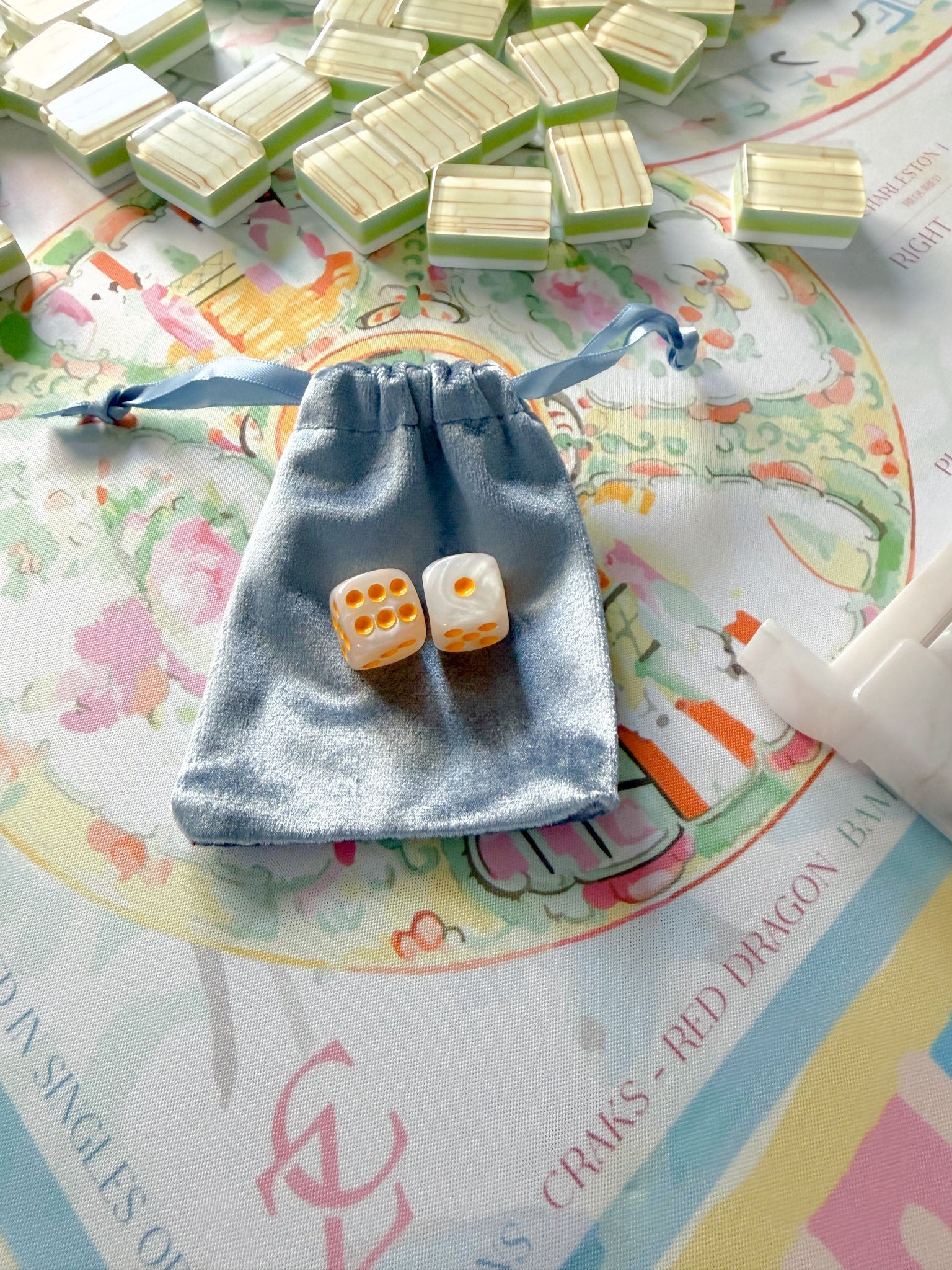 Empress Pearlescent Mahjong Dice - The Pink Pineapple 850