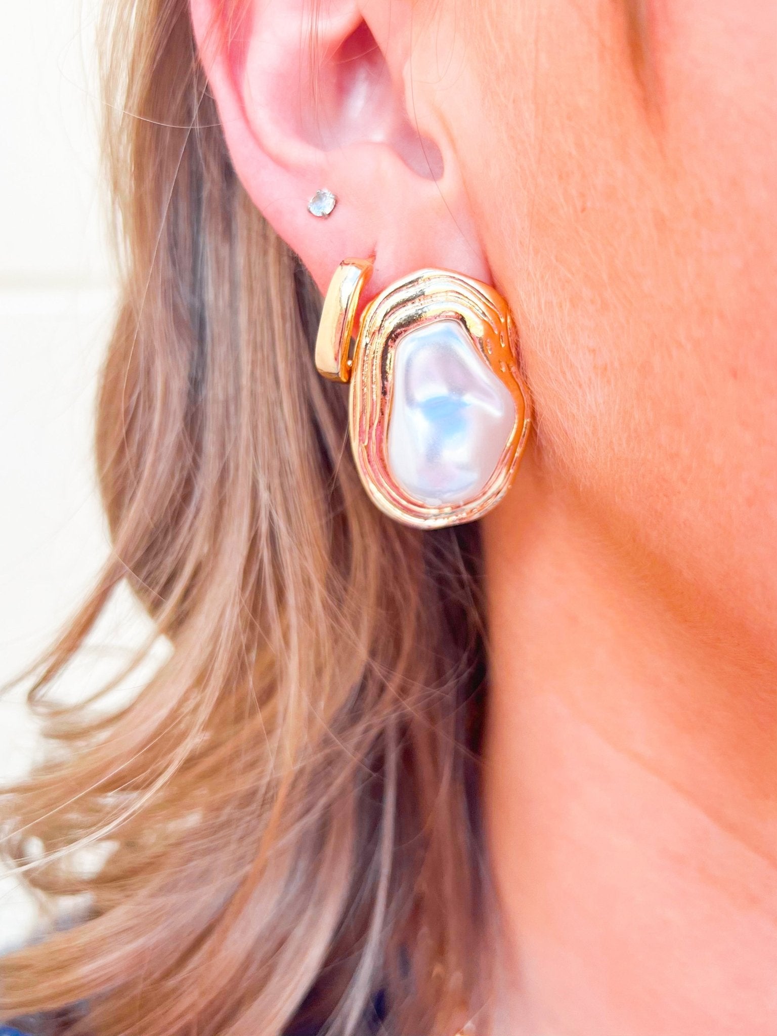 Halo Pearl Outline Post Earrings - The Pink Pineapple 850