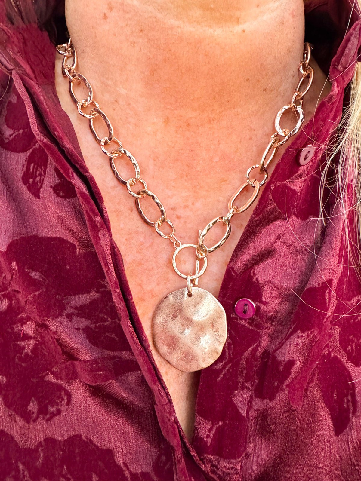 Hammered Halo Toggle Necklace - The Pink Pineapple 850