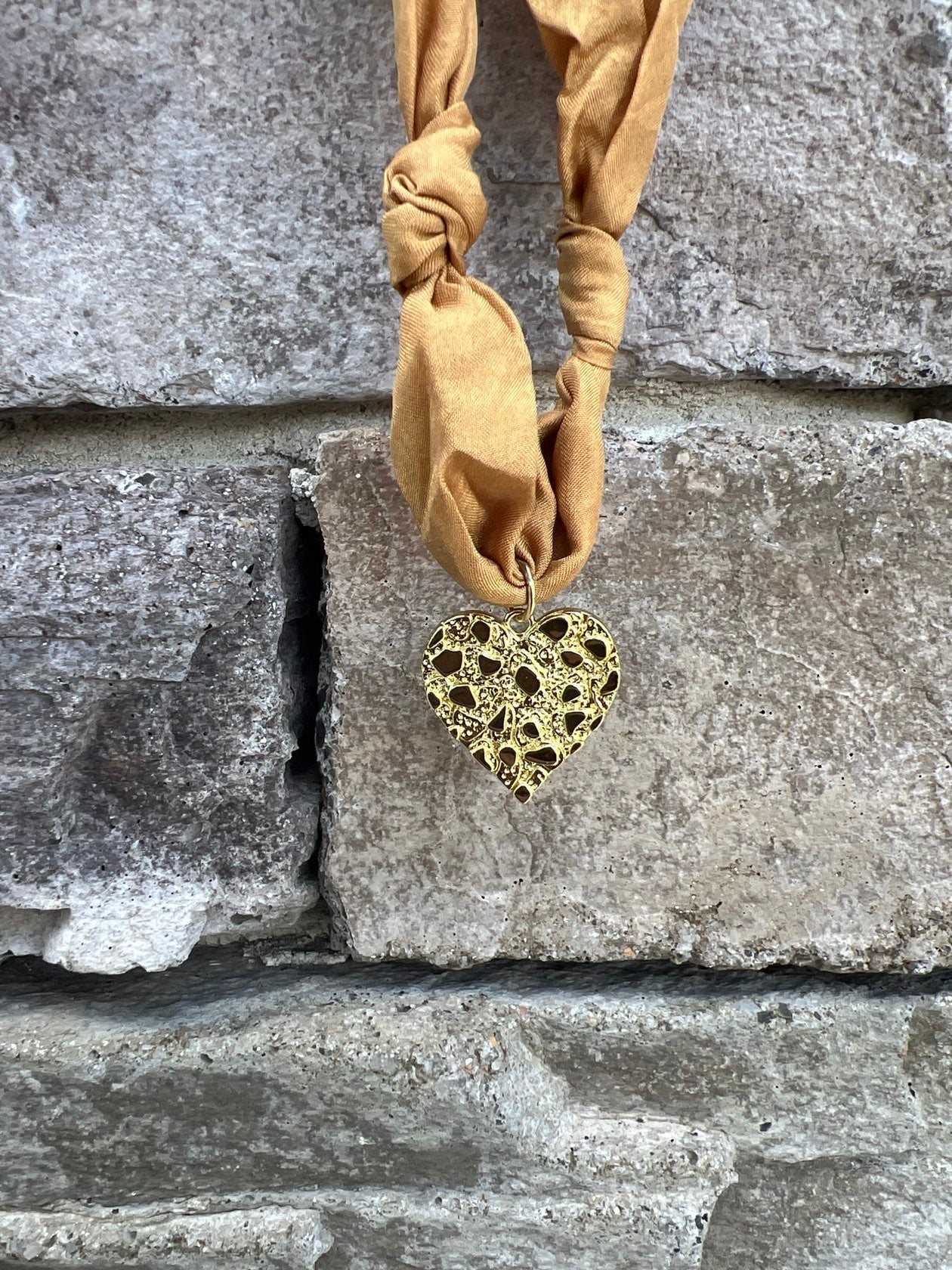 [Hart Designs] Golden Heart Scarf Necklace - The Pink Pineapple 850