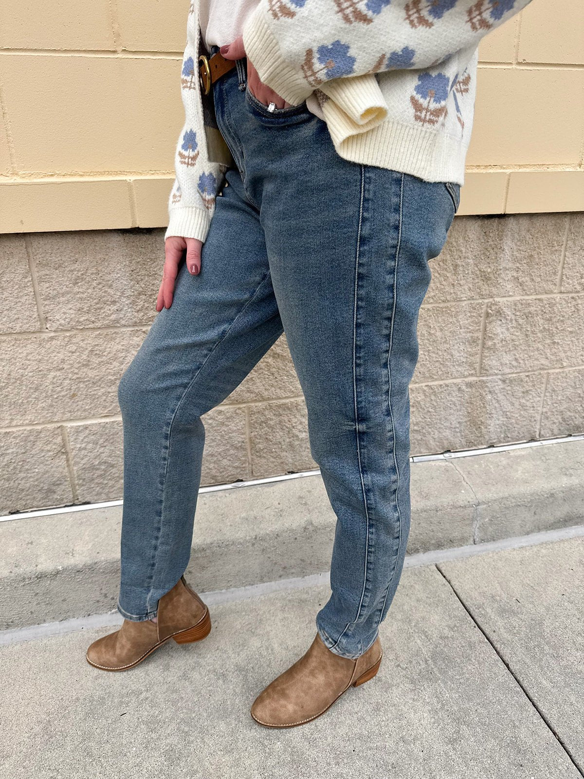 [Judy Blue] The Ella Mid Rise Vintage Wash Boyfriend Jeans - The Pink Pineapple 850