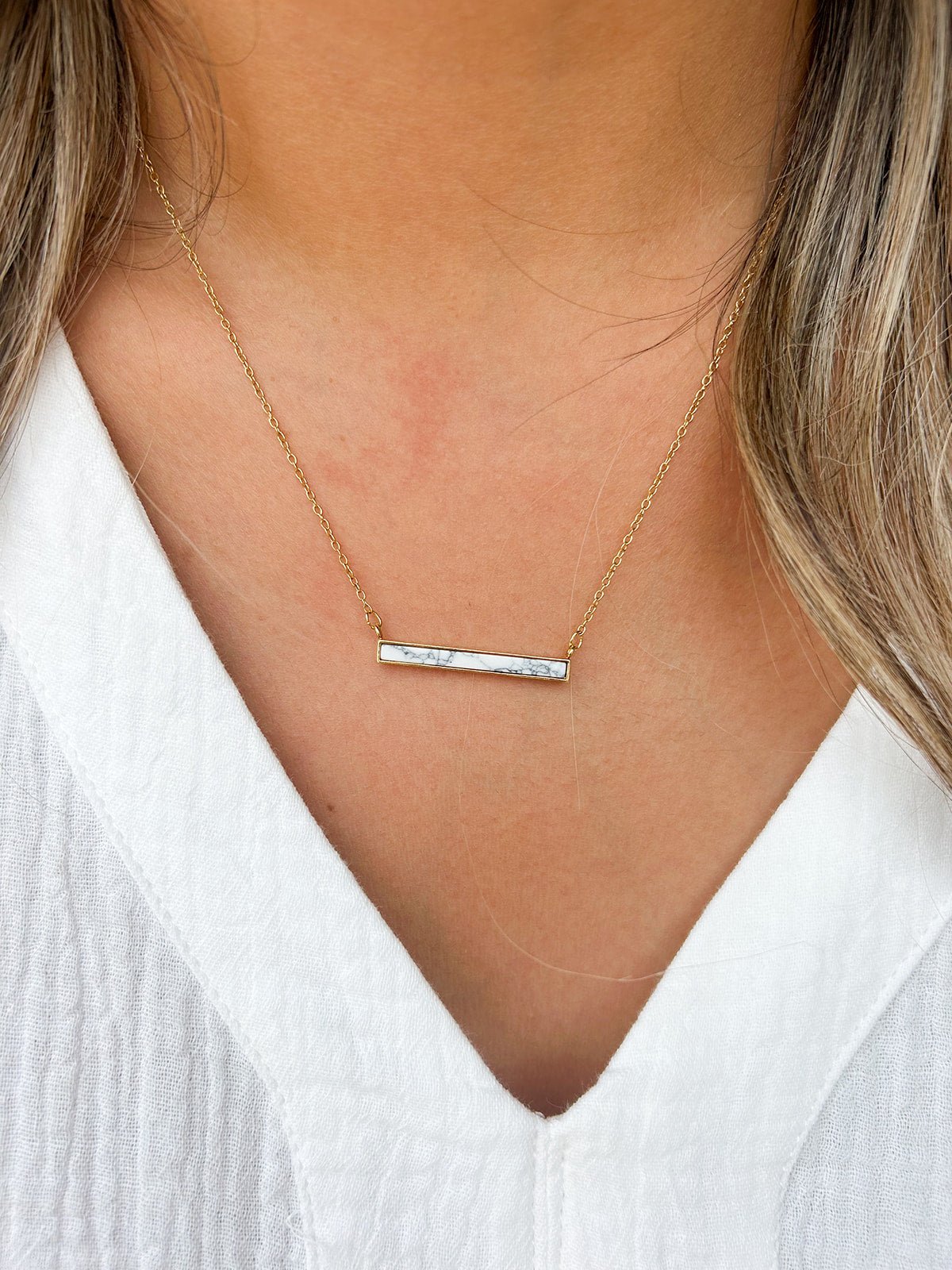 Kuri Natural Stone Bar Necklace - The Pink Pineapple 850