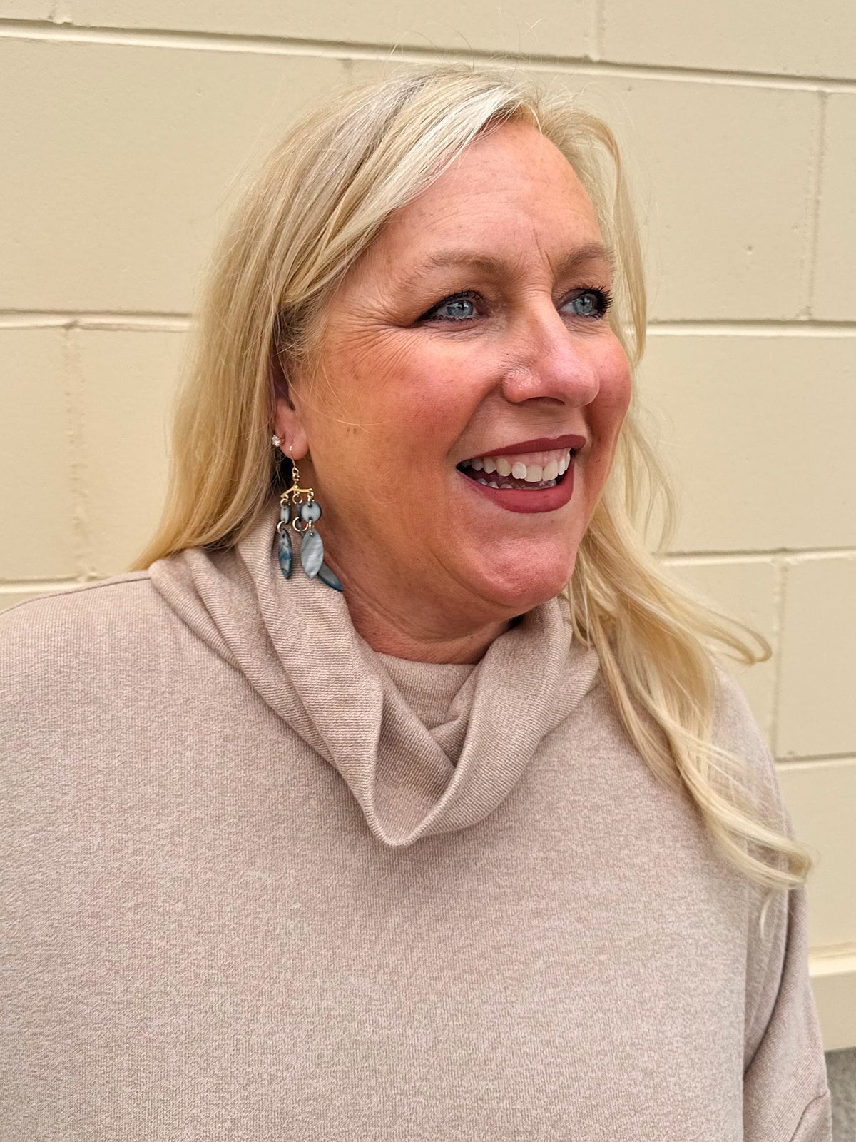 Lagoon Leaf Dangle Earrings - The Pink Pineapple 850