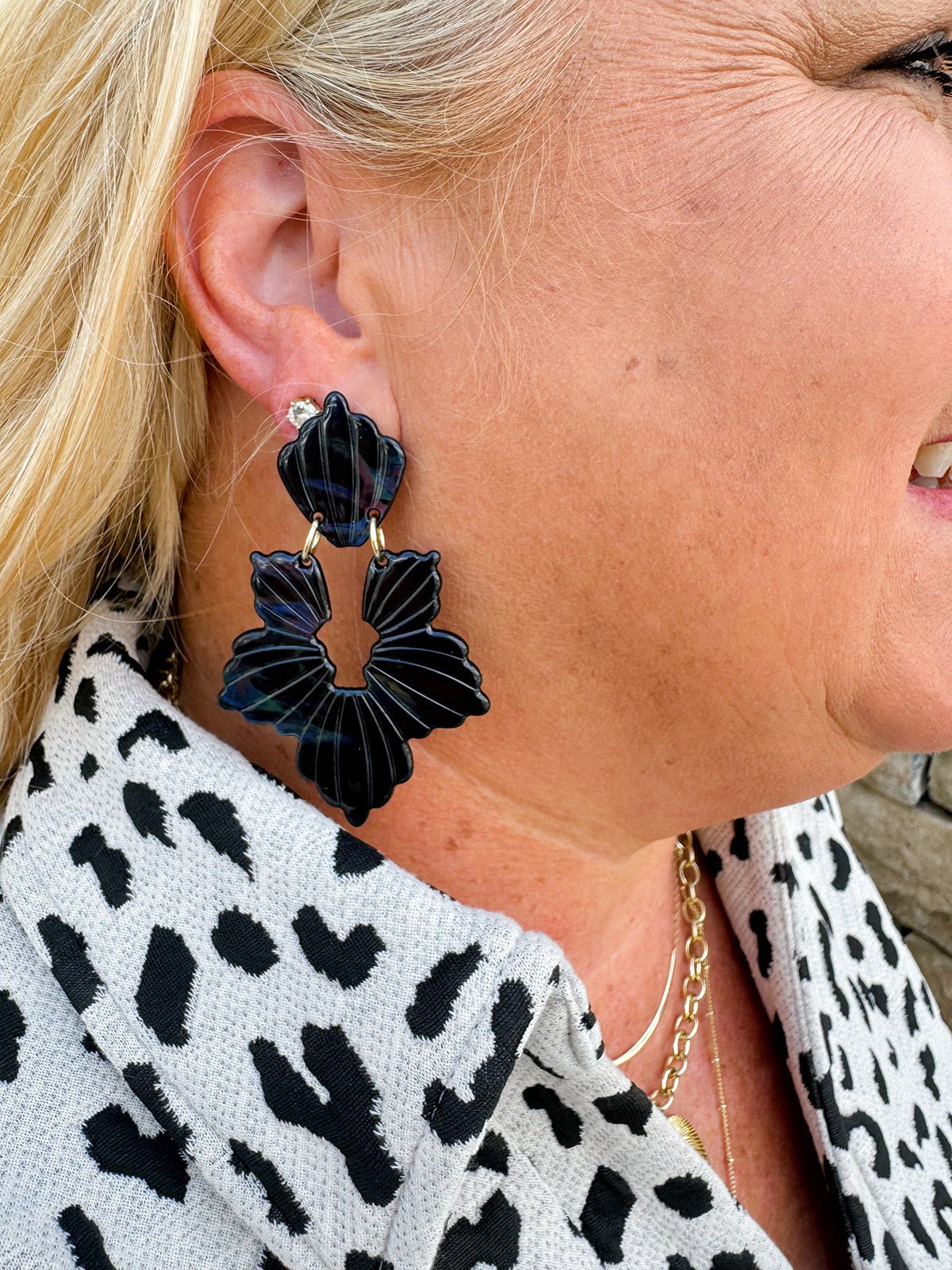 [LINNY CO] Michelle Black Iridescent Earrings - The Pink Pineapple 850