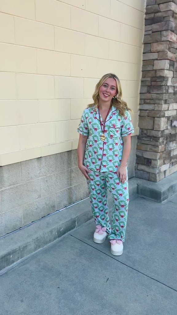 [Mary Square] Wreath and Ribbon Pajama Set with green wreaths and red bows, featuring a short-sleeve top and matching long pants