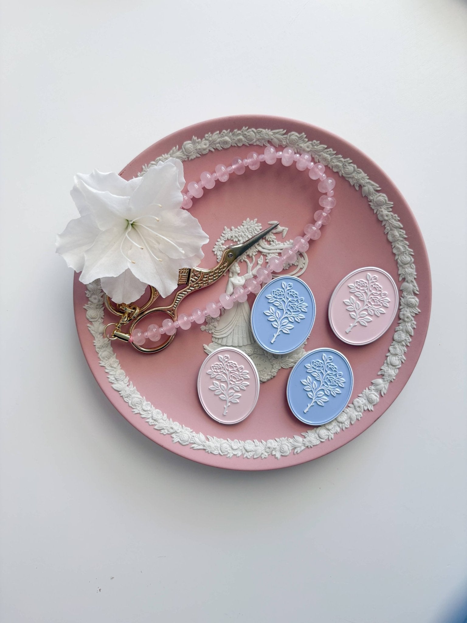[Rose & Fifth] Heirloom Cameo Needleminder - The Pink Pineapple 850