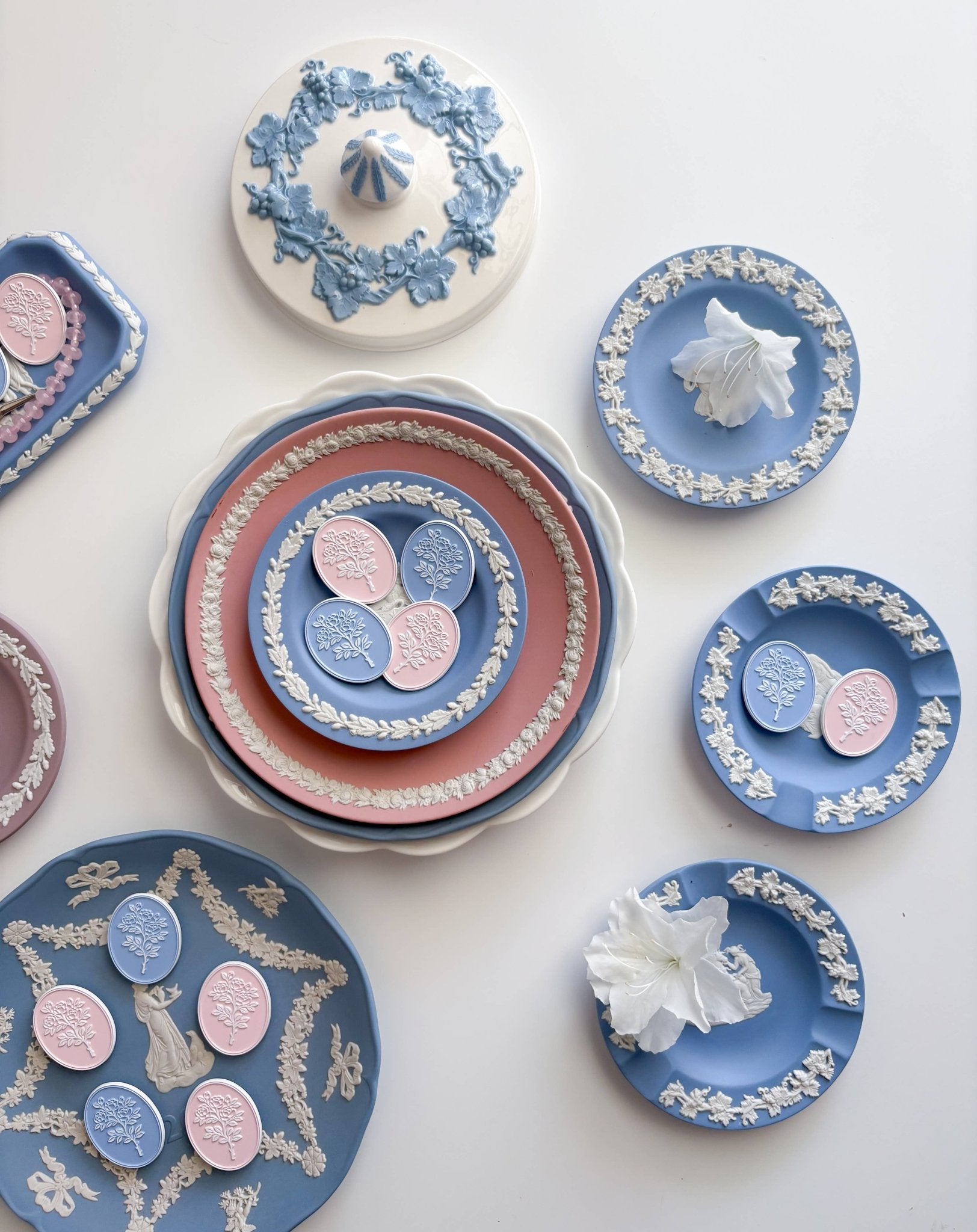 [Rose & Fifth] Heirloom Cameo Needleminder - The Pink Pineapple 850