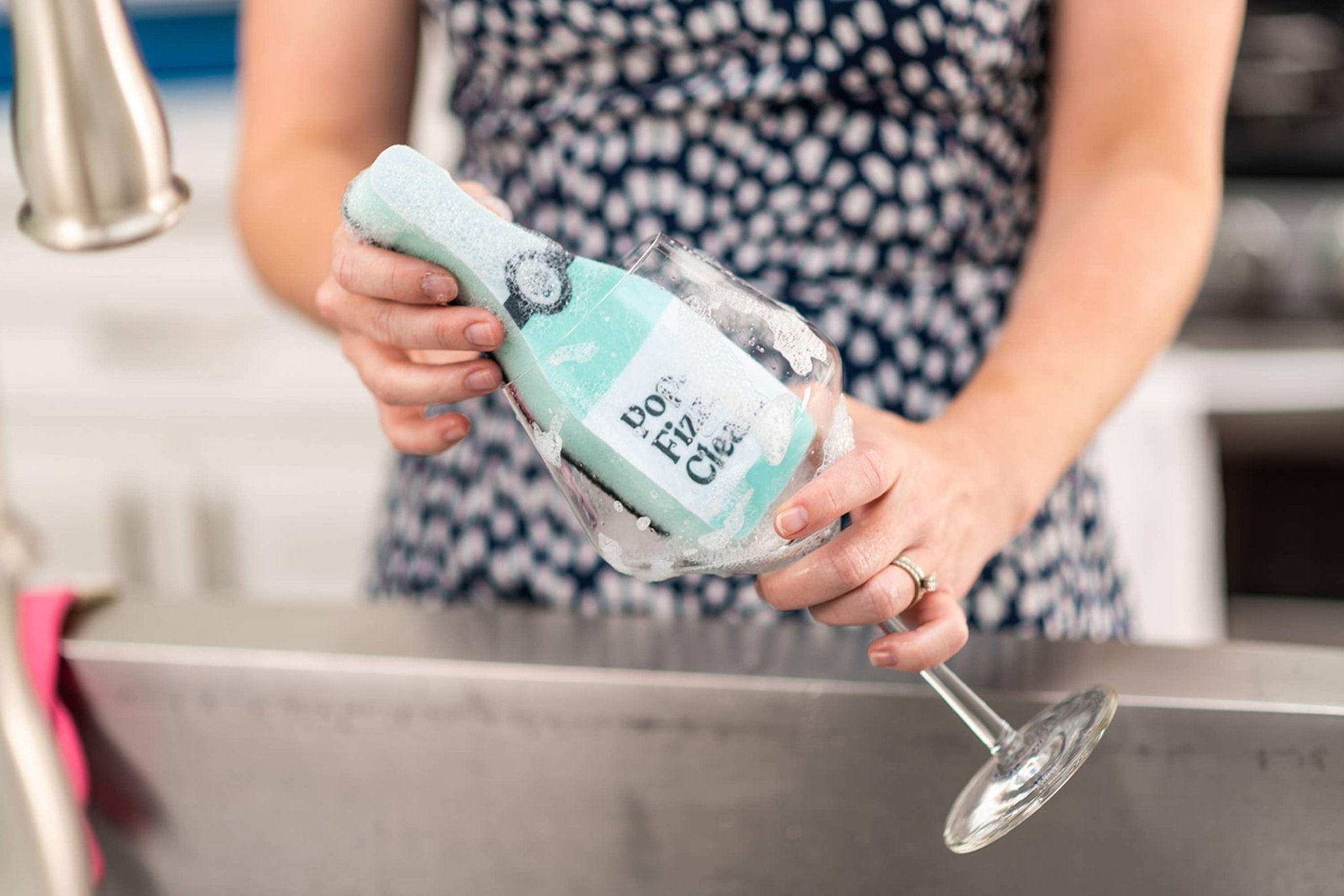 Scrubbly™ Wine Bottle Kitchen Sponge - The Pink Pineapple 850