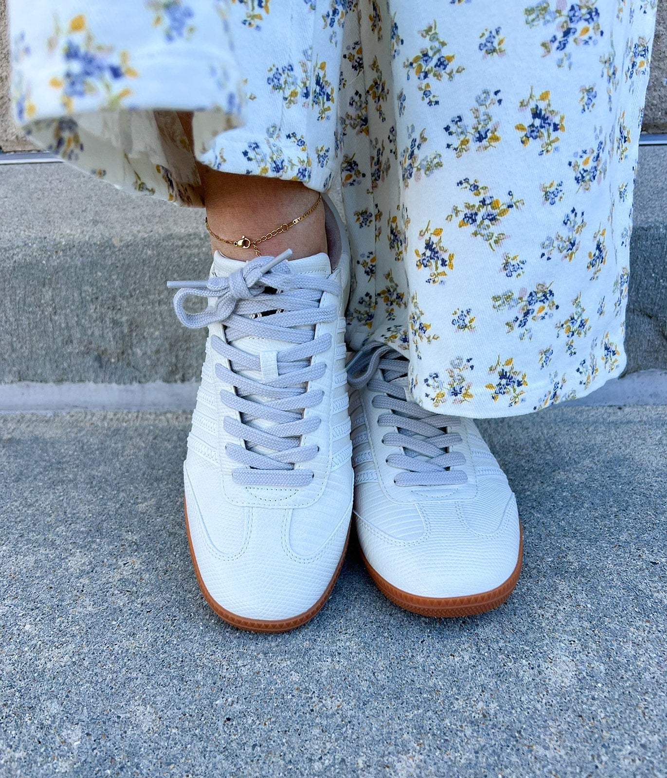 Sidewalk Stroll Sneakers with White Side Stripes - The Pink Pineapple 850