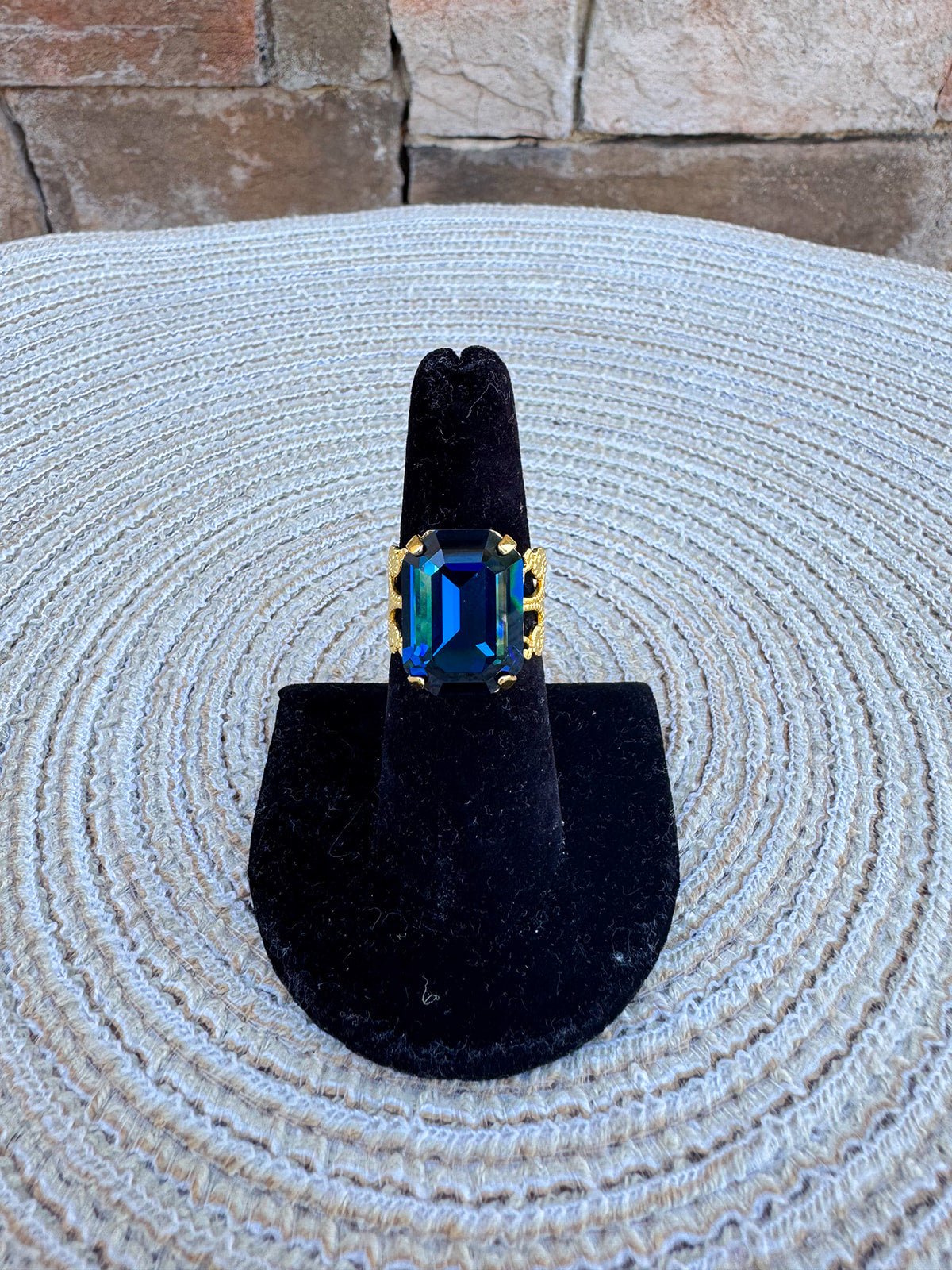 [Sorrelli] Brynn Cocktail Ring - Montana Blue | Bright Gold-Tone - The Pink Pineapple 850
