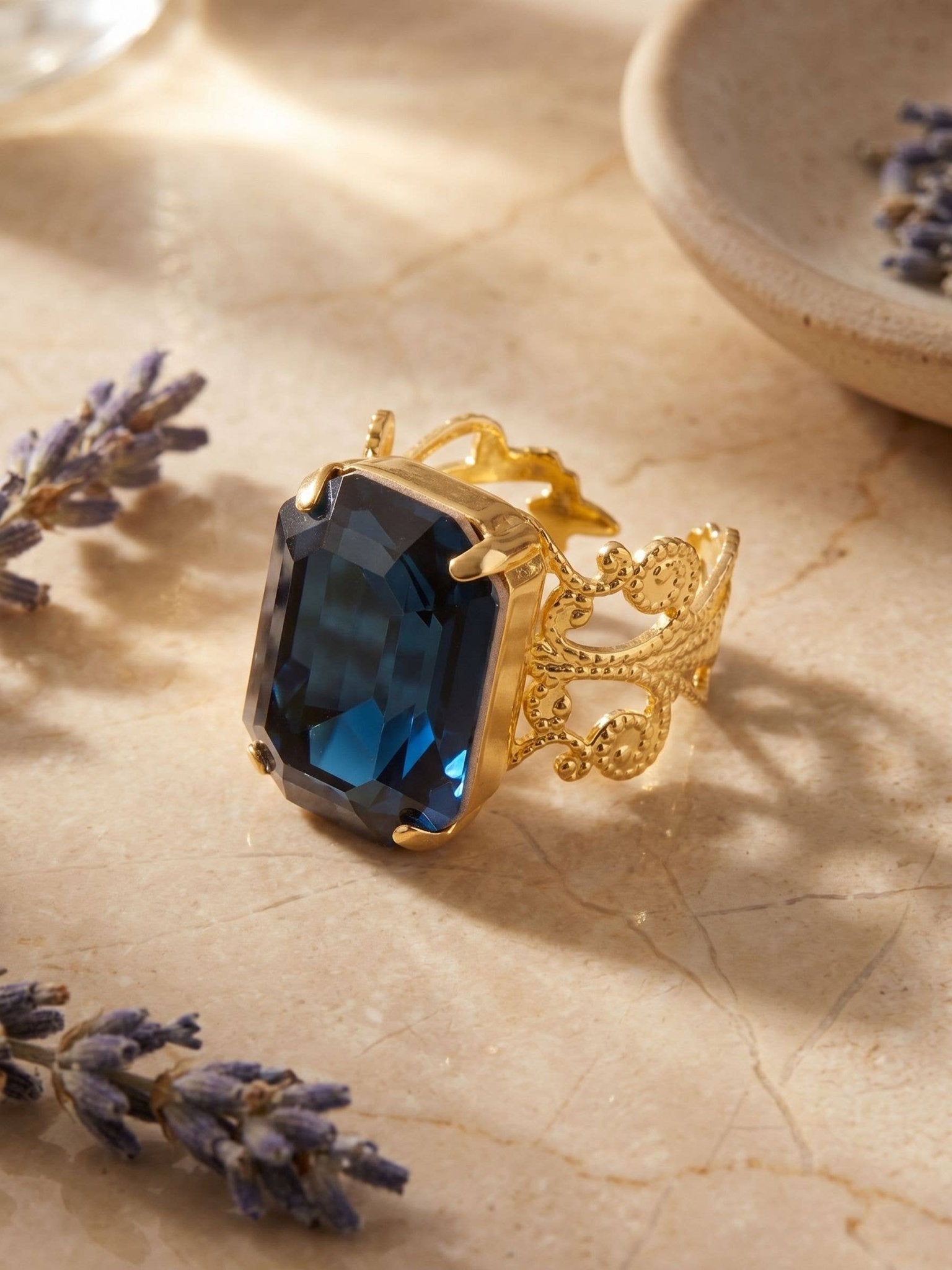[Sorrelli] Brynn Cocktail Ring - Montana Blue | Bright Gold-Tone - The Pink Pineapple 850