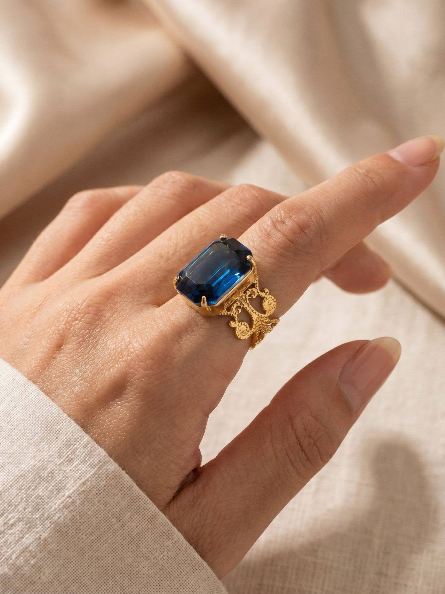 [Sorrelli] Brynn Cocktail Ring - Montana Blue | Bright Gold-Tone - The Pink Pineapple 850