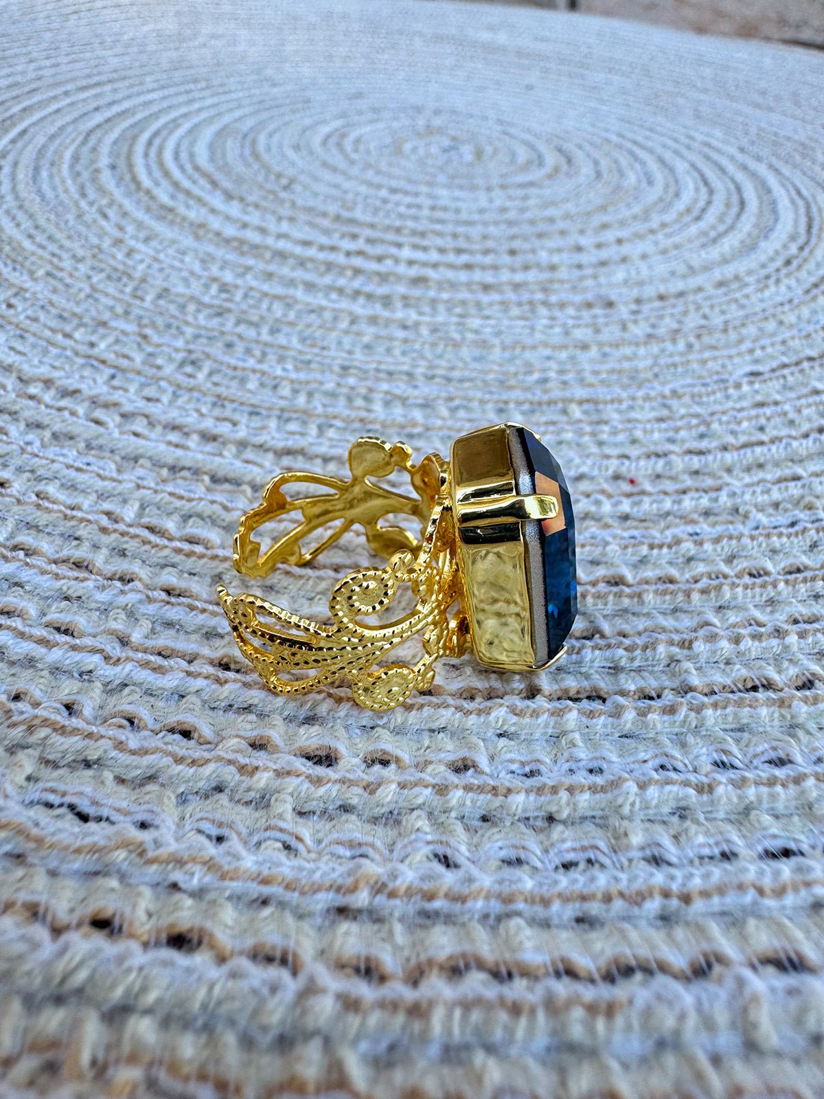 [Sorrelli] Brynn Cocktail Ring - Montana Blue | Bright Gold-Tone - The Pink Pineapple 850