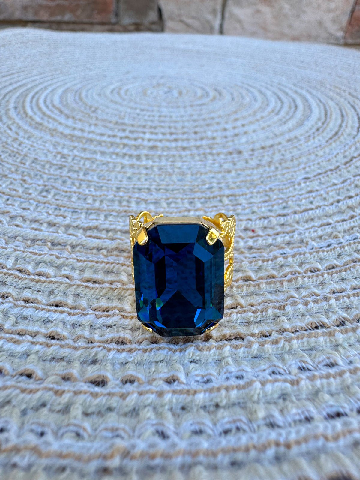 [Sorrelli] Brynn Cocktail Ring - Montana Blue | Bright Gold-Tone - The Pink Pineapple 850