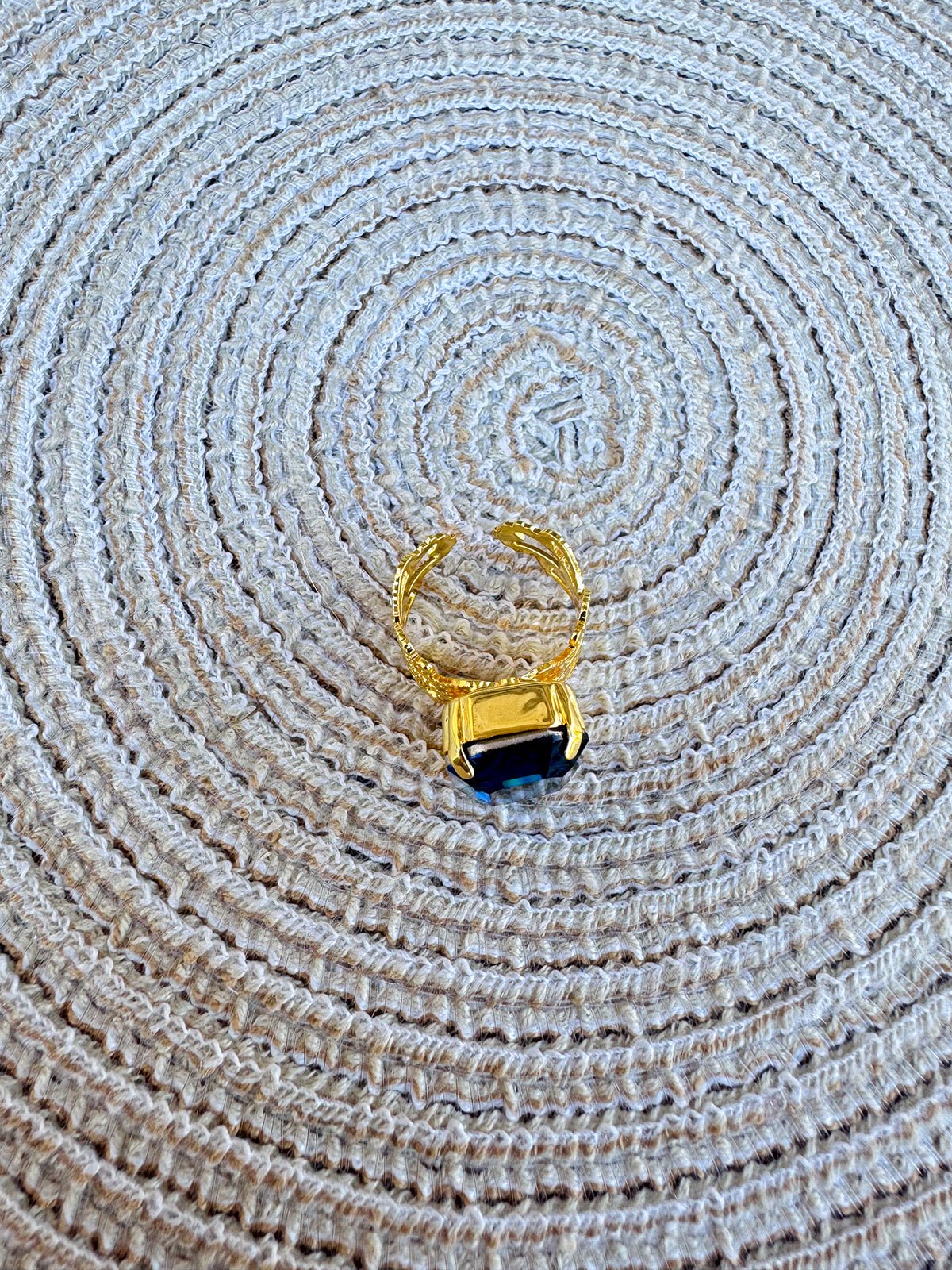 [Sorrelli] Brynn Cocktail Ring - Montana Blue | Bright Gold-Tone - The Pink Pineapple 850