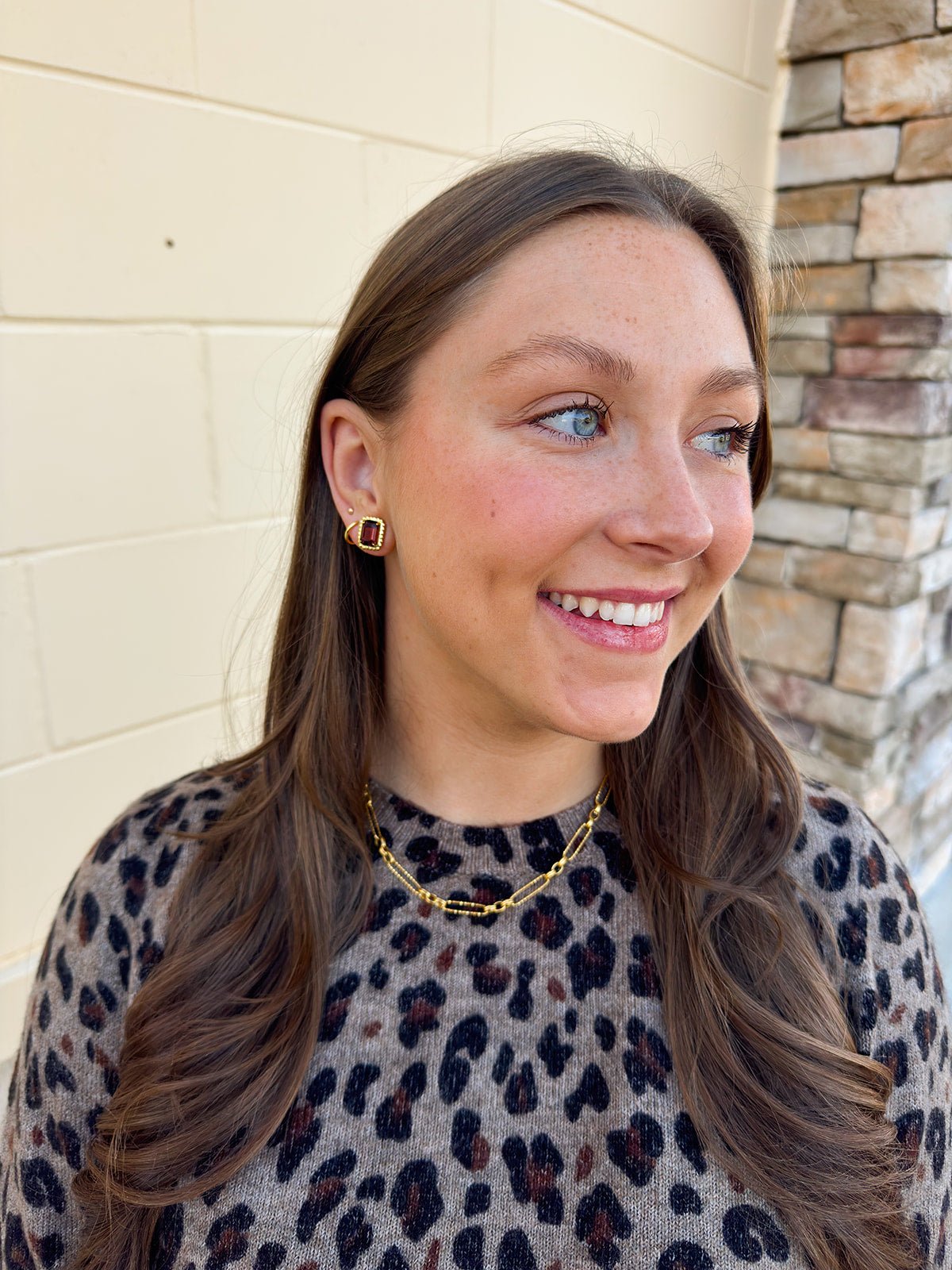 [Sorrelli] Octavia Scalloped Stud Earrings Burgundy - The Pink Pineapple 850