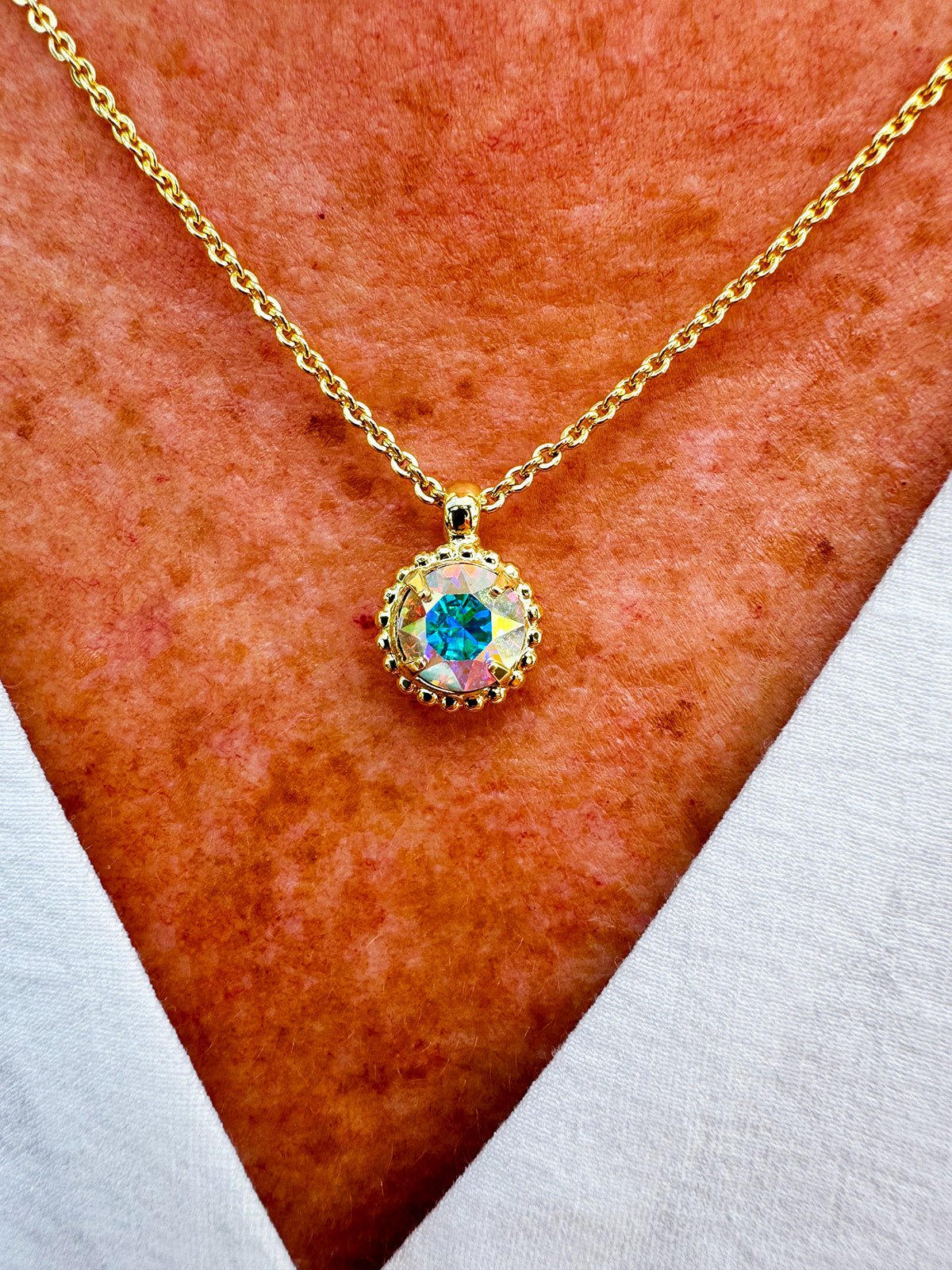 [Sorrelli] Simplicity Pendant Necklace in Crystal Aurora Borealis - The Pink Pineapple 850