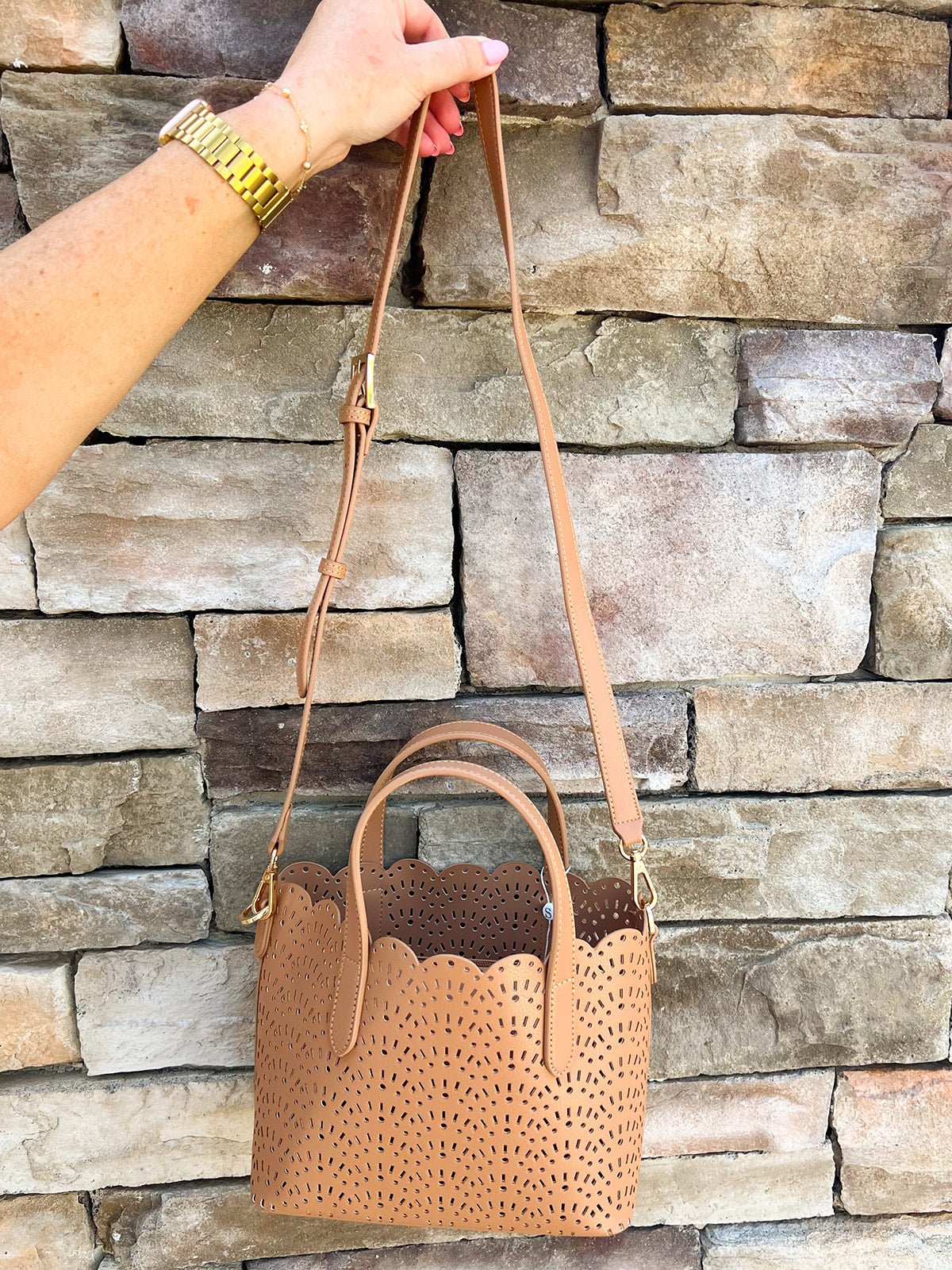Sunlace Scallop Crossbody Tote - The Pink Pineapple 850