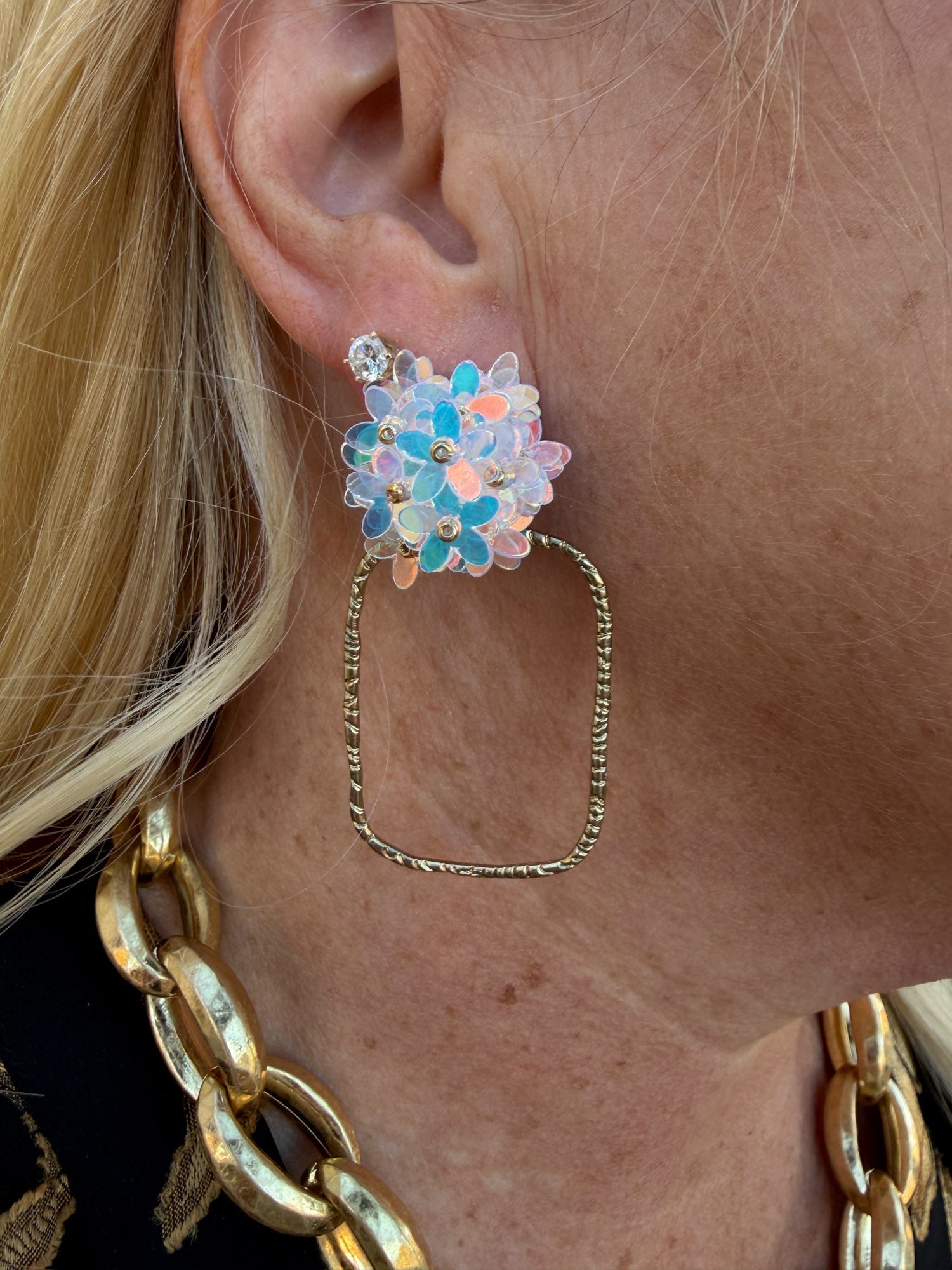 [Taylor Shaye] Iridescent Flower Hoops - The Pink Pineapple 850