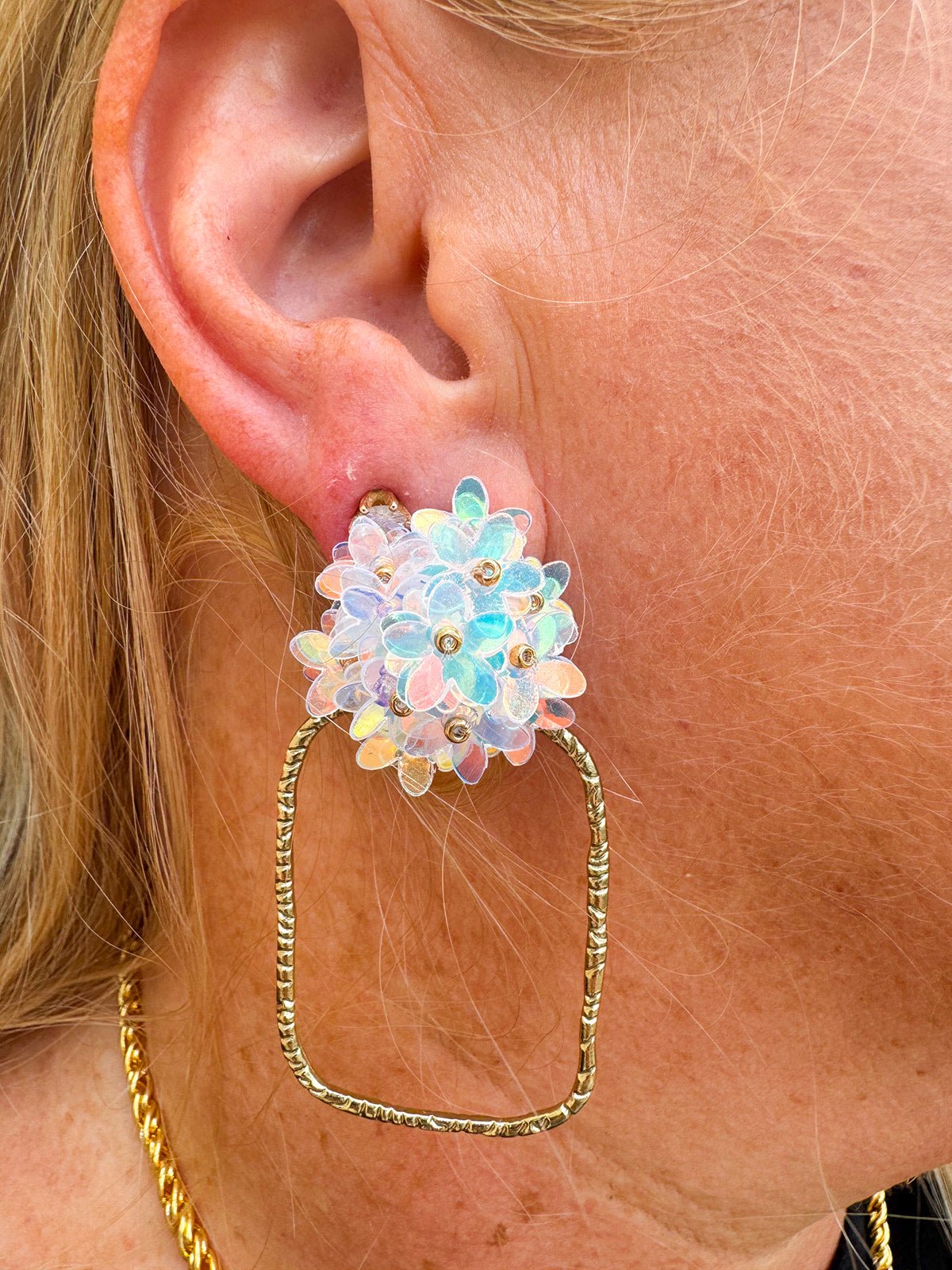 [Taylor Shaye] Iridescent Flower Hoops - The Pink Pineapple 850