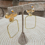 [Taylor Shaye] Jenna Pearl Flower Spring Hoops in Peach - The Pink Pineapple 850