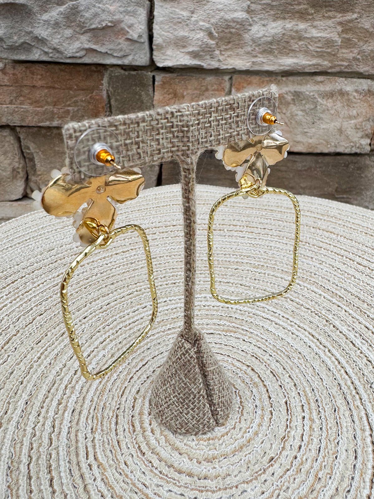 [Taylor Shaye] Jenna Pearl Flower Spring Hoops in Peach - The Pink Pineapple 850