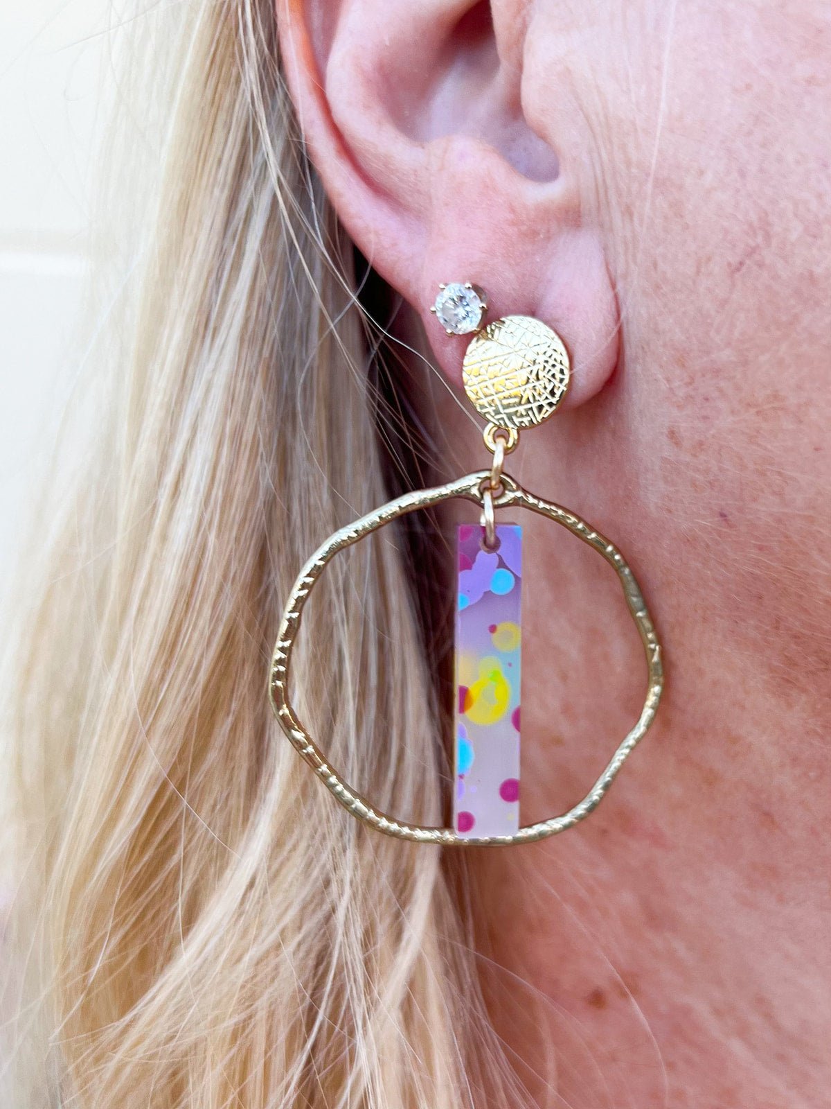 [Taylor Shaye] TieDye Stick Hammered Gold Hoops - The Pink Pineapple 850